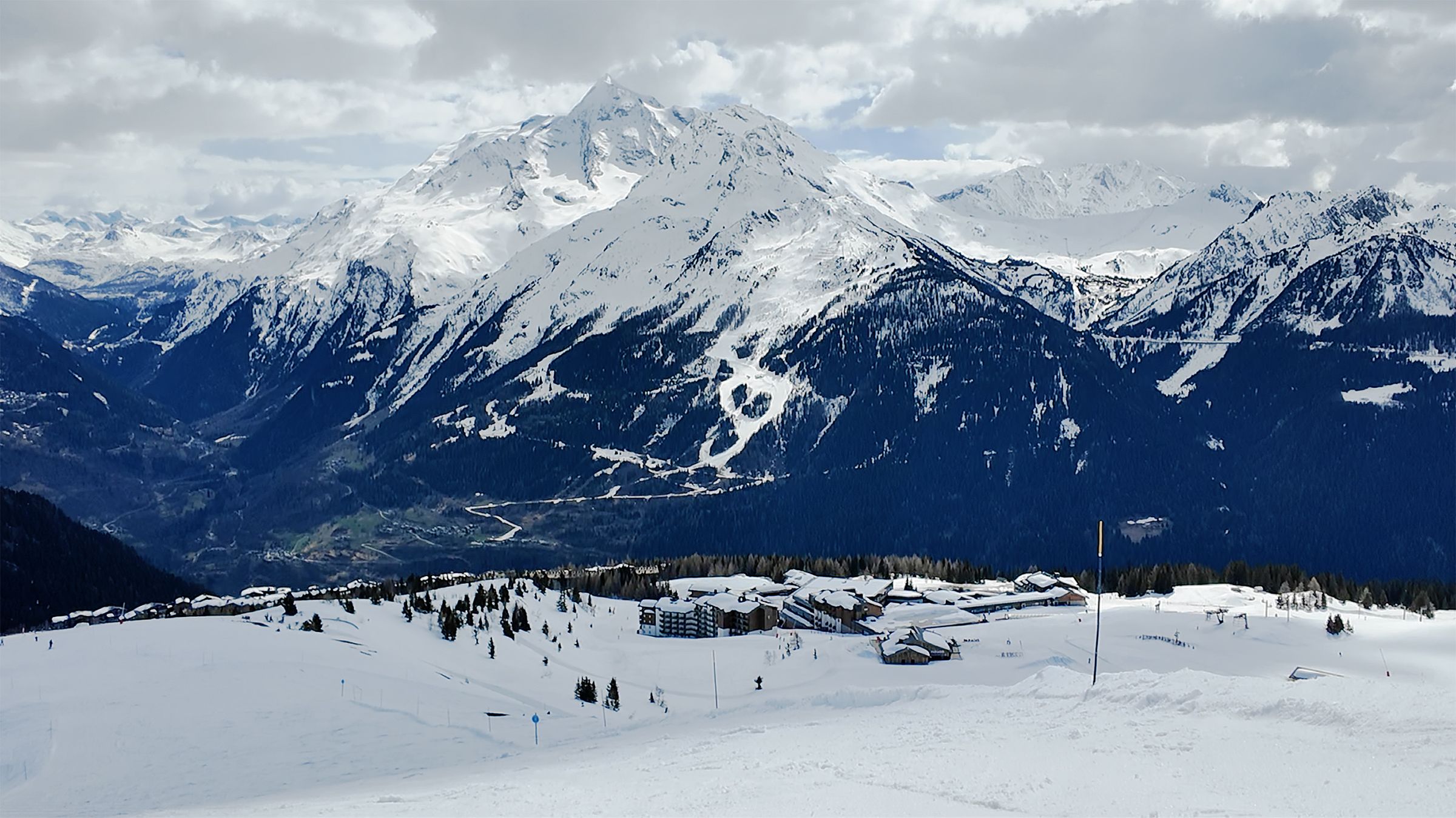 坐落海拔 1850 公尺山腰的Club Med La Rosière,是滑雪後最舒適溫暖的歸宿。(娜塔蝦提供)