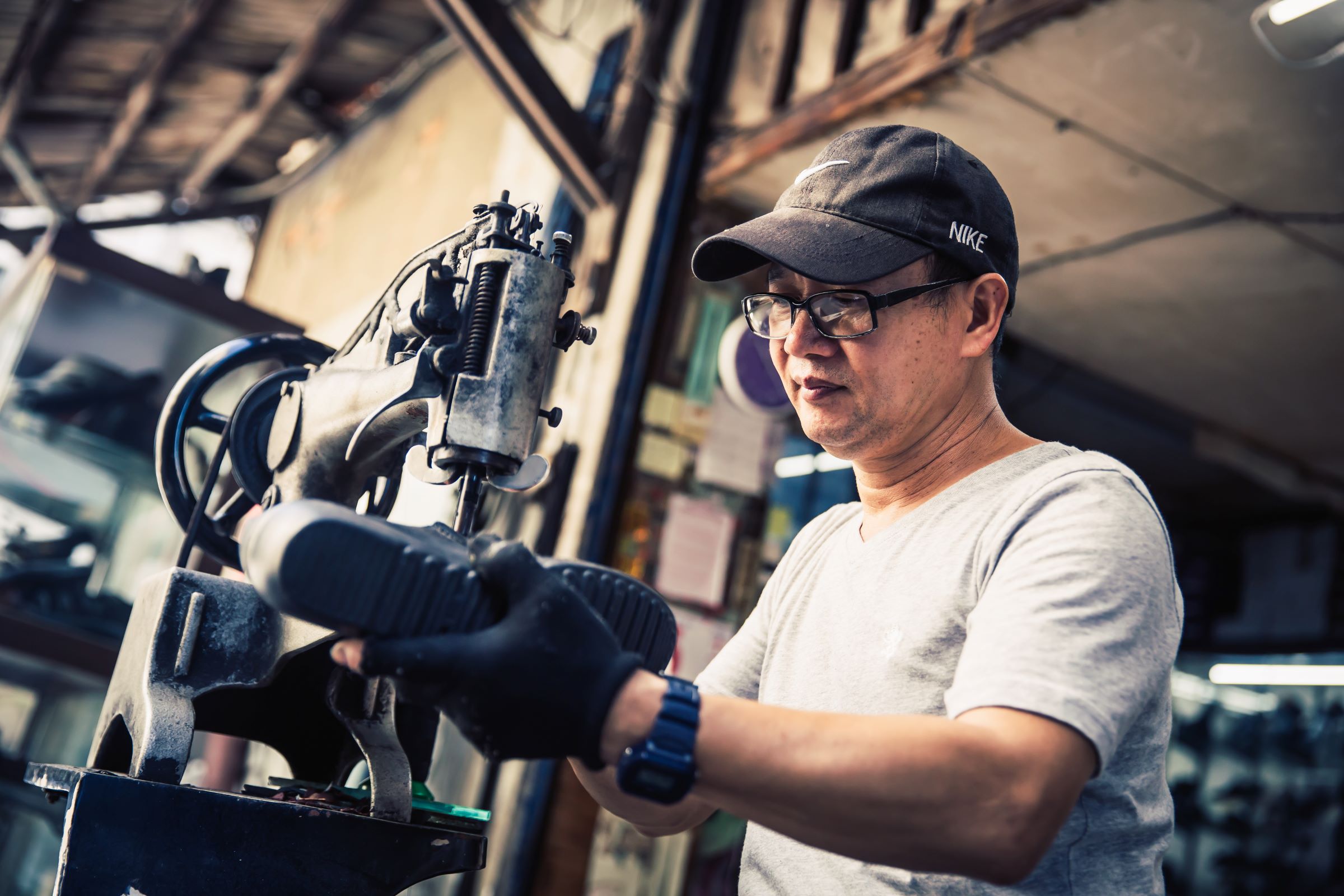 今年65歲的老鞋匠高清源，15歲起便跟發美皮鞋創辦人的父親學習手工皮鞋手藝，半個世紀過去了，至今還用著父親留下來的老縫鞋機作鞋、修鞋。