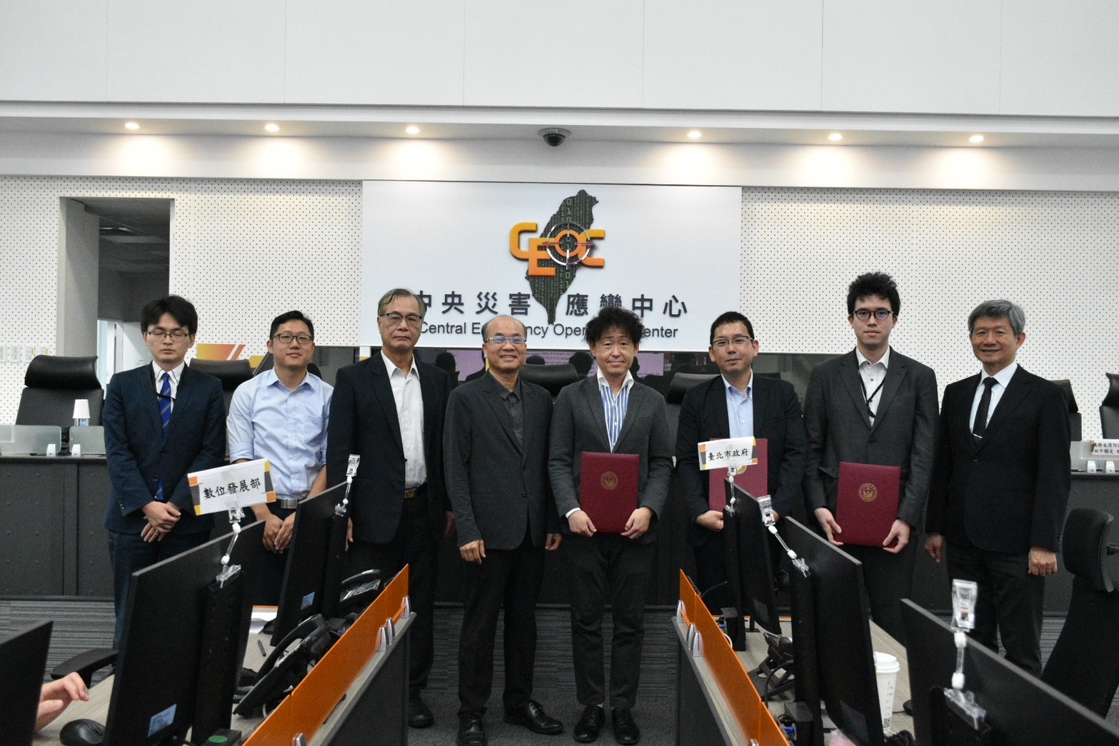 日本3位防災專家來台，與消防署進行交流，提升台灣地震搜救量能。（消防署提供）