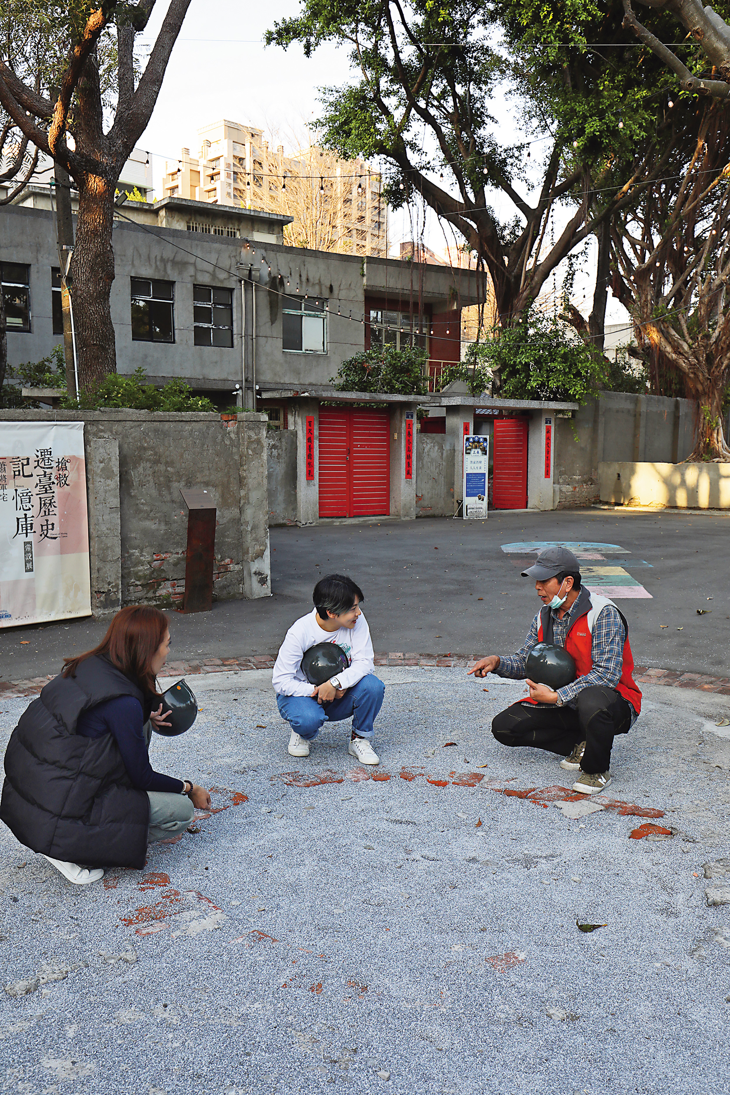 空軍三重一村所在地，在日治時期僅是防砲陣地，當時地面上面沒有房舍保護，因此建造地下甬道用於對戰時的移動掩護與存放彈藥之用；眷村廣場上能找到日治時期留下的砲陣地遺跡。