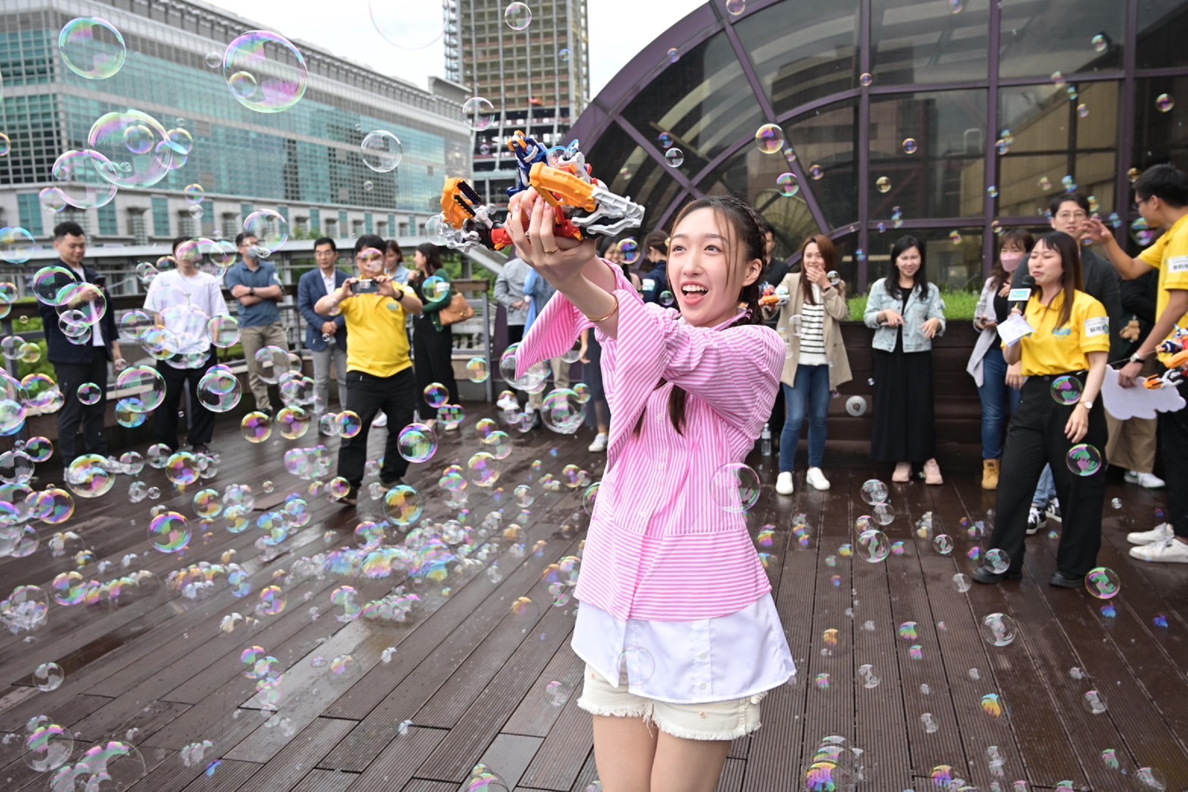 王敏淳現場示範科學水槍的不同玩法。(寶工Pro’sKit提供)