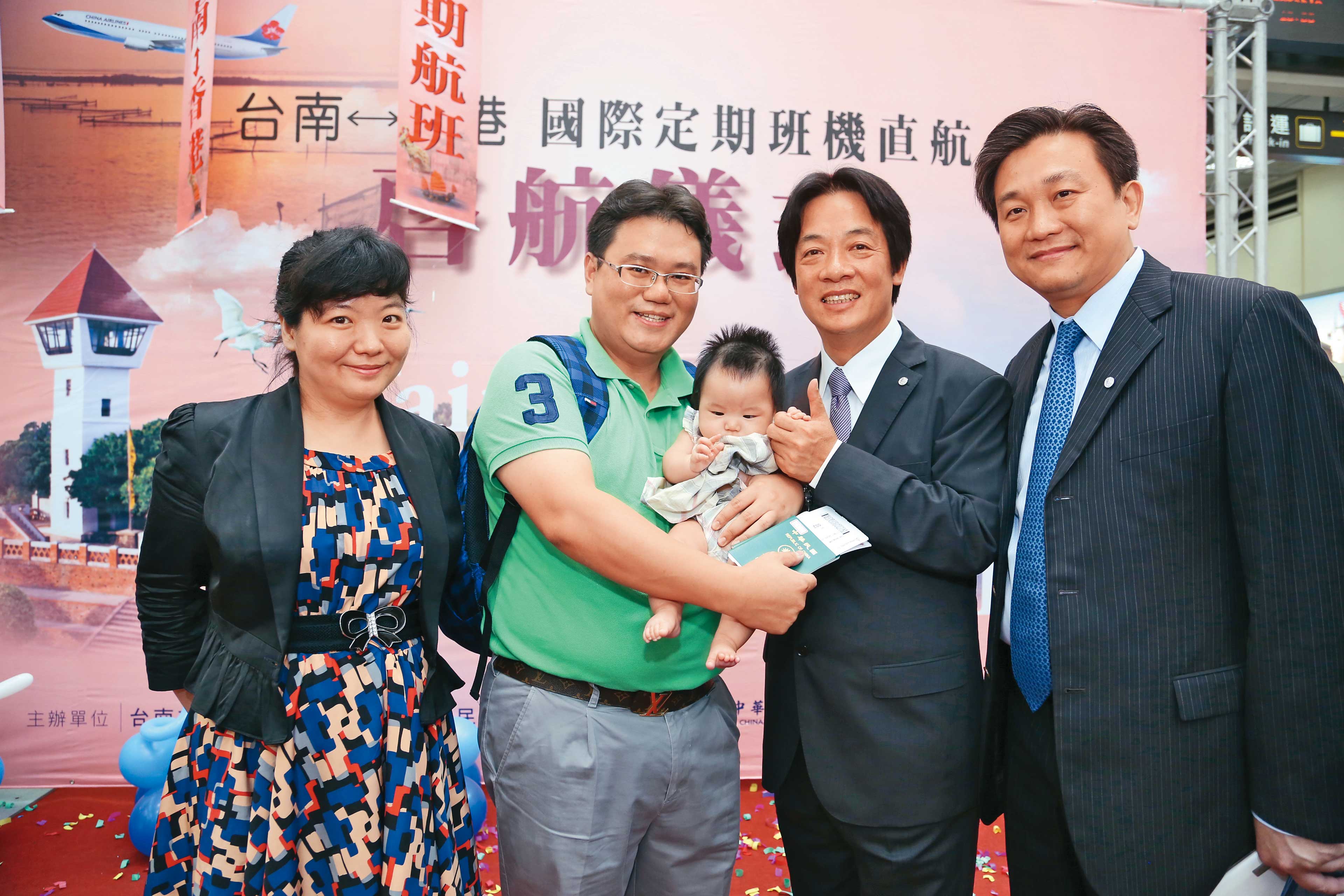 2013年,時任台南市長的賴清德(右2)曾率團訪問香港,王定宇(右1)是隨團成員。(翻攝台南市政府官網)