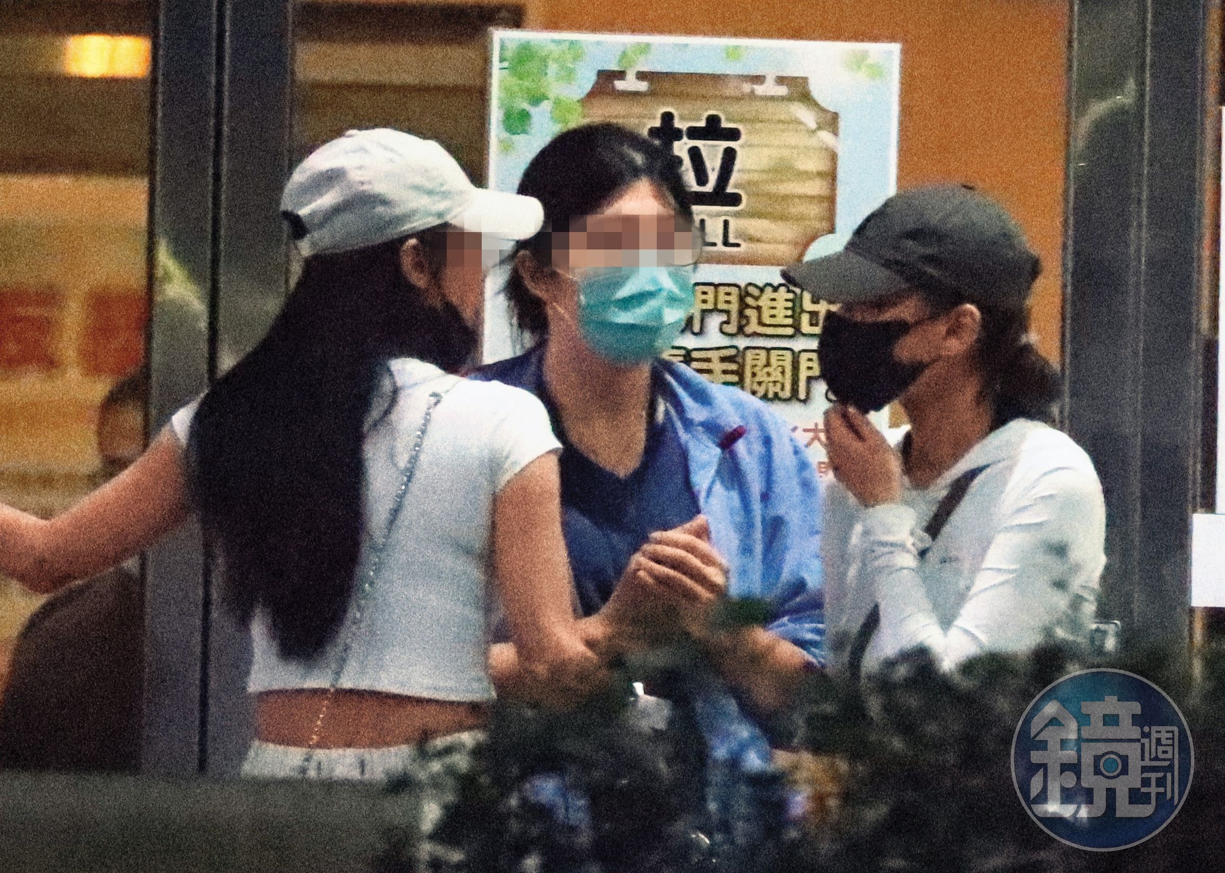 21:53 何超蓮（右一）走在後頭跟著出來，夫妻感情看似沒啥事。