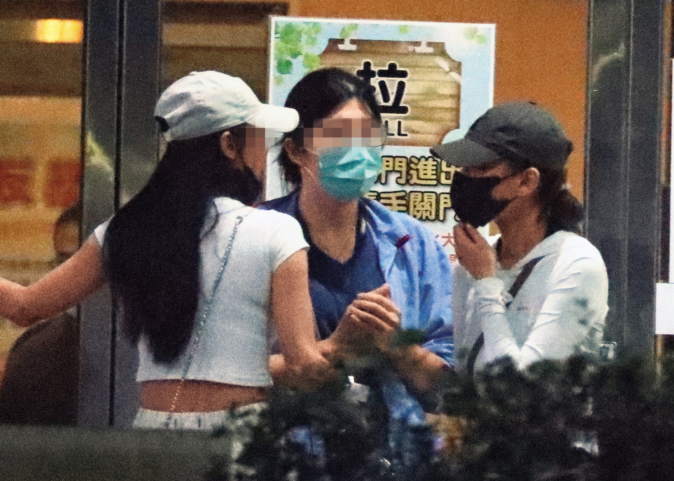 21:53 何超蓮（右一）走在後頭跟著出來，夫妻感情看似沒啥事。