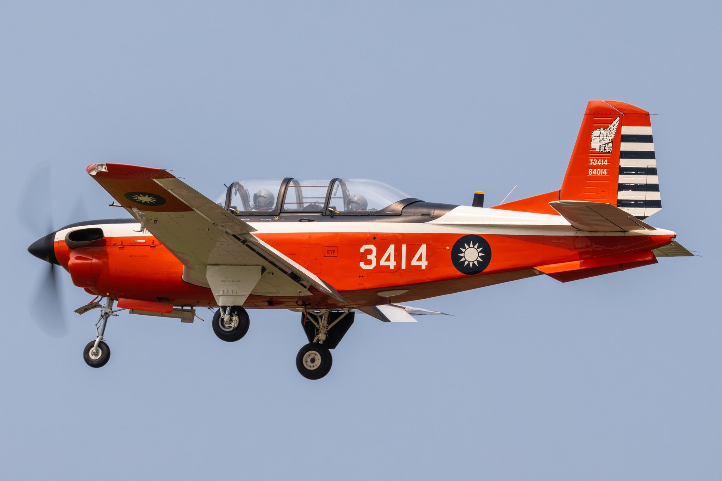 空軍T-34C型教練機墜毀，2名飛官殉職。（翻攝IDF 經國號臉書）