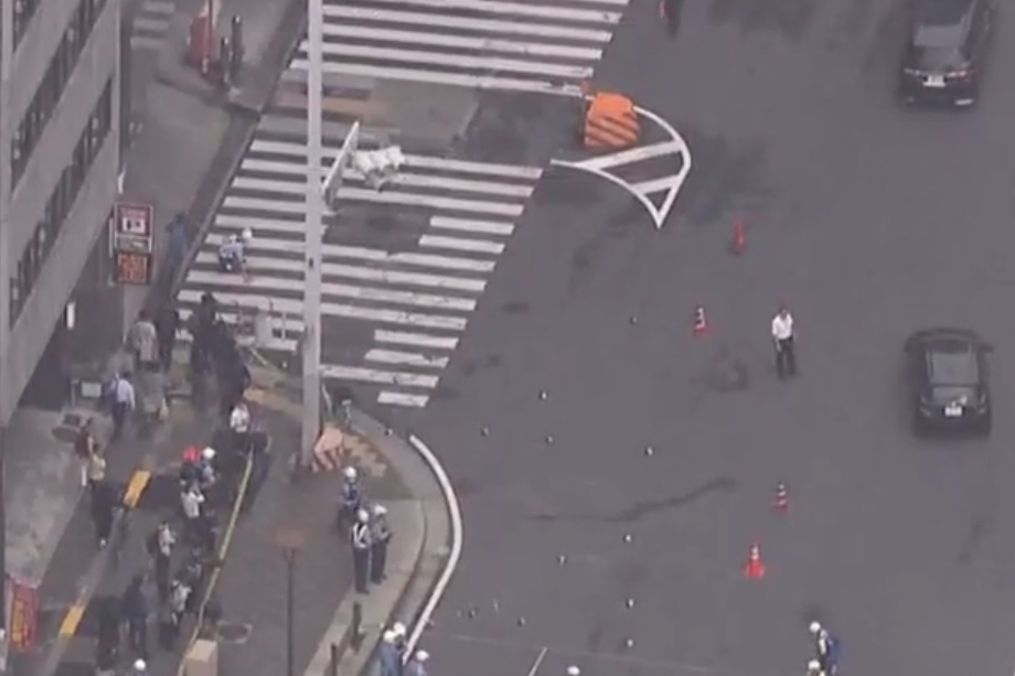 1名71歲高齡男子駕駛汽車衝越斑馬線，撞倒3名正在過馬路的行人，造成1死2重傷。（翻攝自CBC）