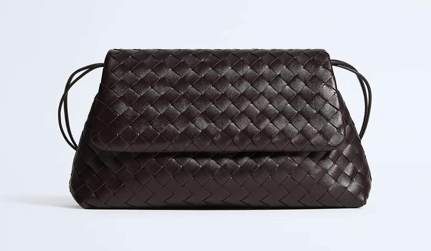 GIORNO編織皮革抽繩斜背包(咖啡色),NT$111,300。(BOTTEGA VENETA提供)