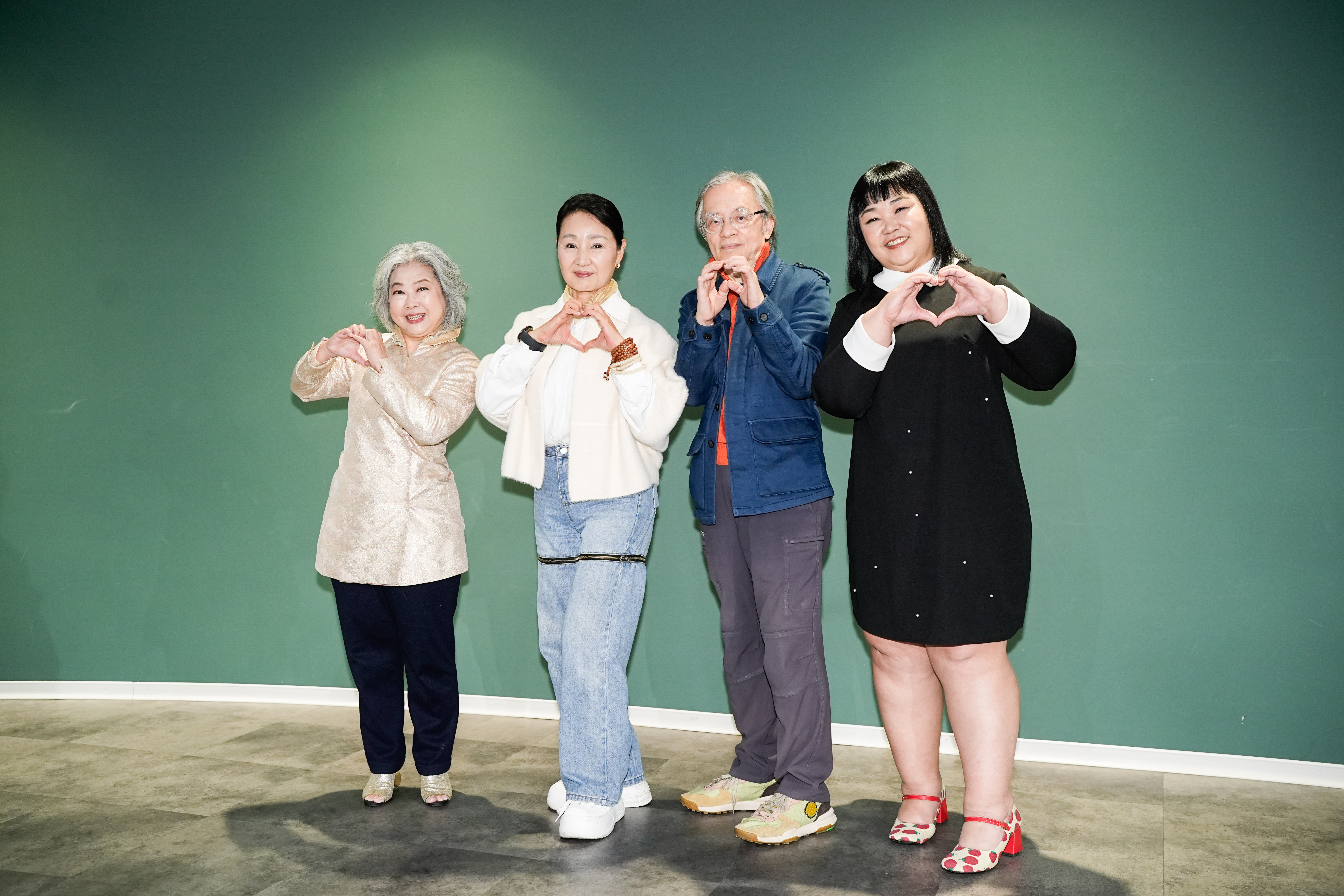 廖慧珍和鮑正芳、鄧志鴻、吳碧蓮等人一起出席大愛電視台新戲《以身相許》宣傳。