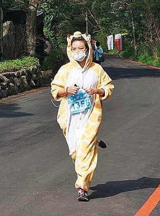 陳宇安第一次參加的馬拉松由木柵動物園舉辦，她穿著長頸鹿裝跑完半馬。（陳宇安提供）