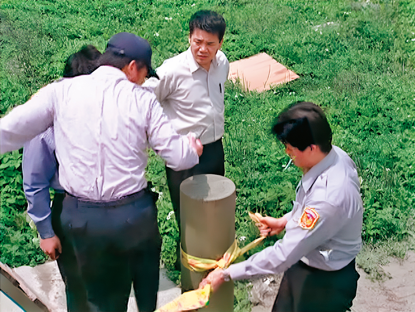 轄區員警在現場拉起封鎖線，並清查失蹤人口紀錄，欲確認死者身分。（東森新聞提供）