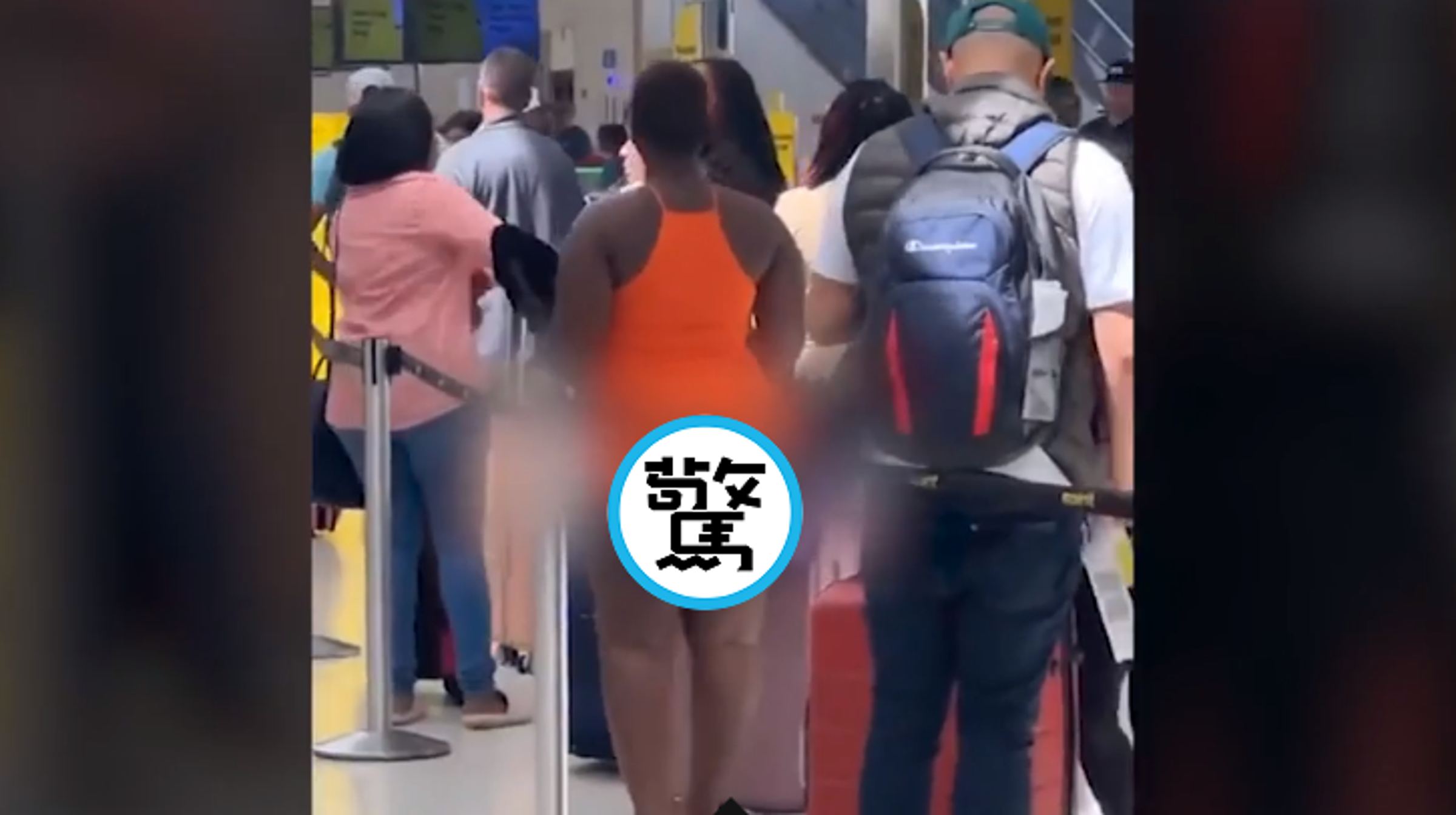 女搭機下半身赤裸!蜜臀一線天全都露,乘客嚇壞狂叫「問候媽媽」。(翻自Reddit)