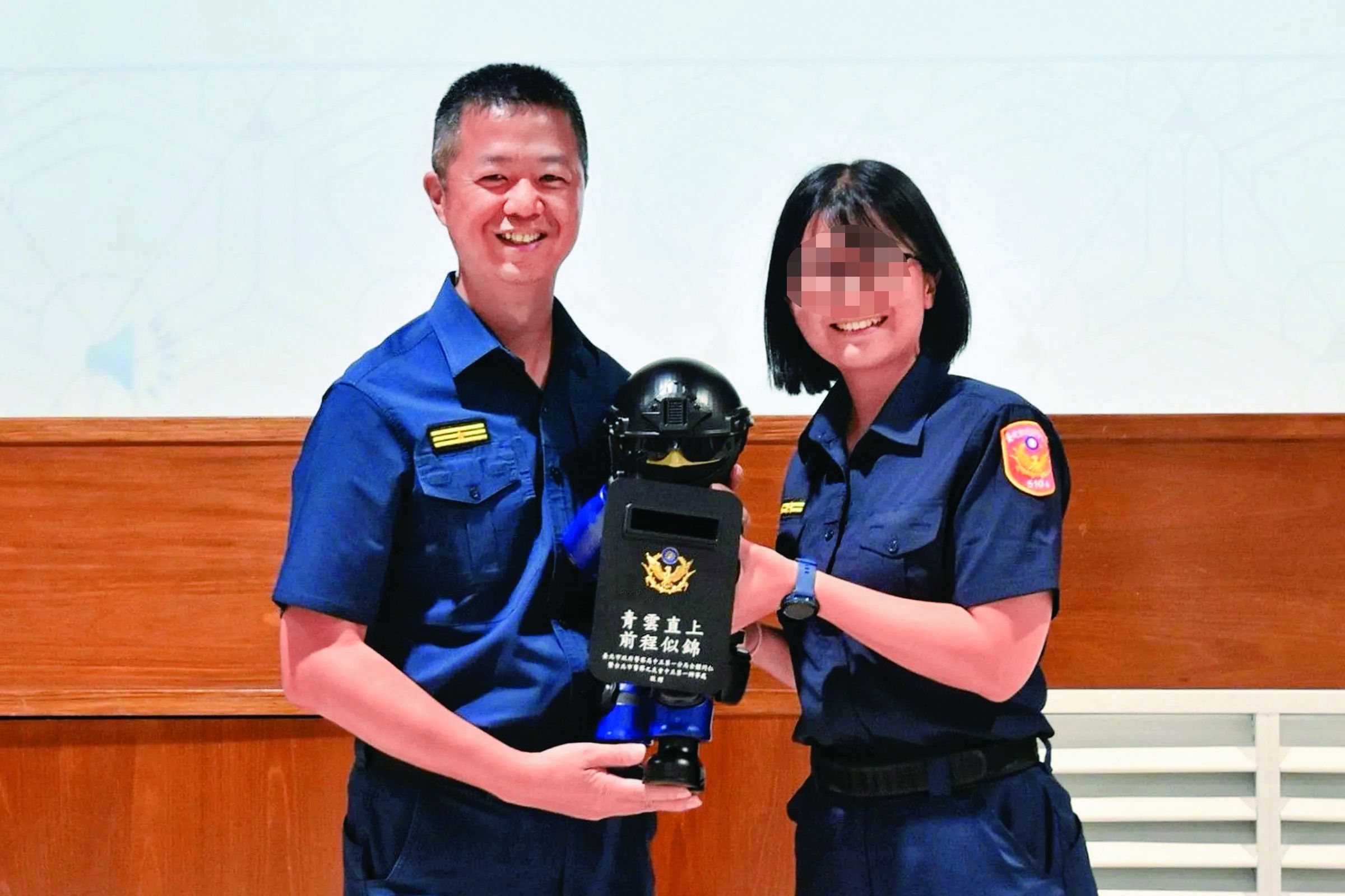 負責正、副元首維安工作的台北市中正一分局女警陳芊雯產後大出血過世,總統賴清德親赴靈堂上香。