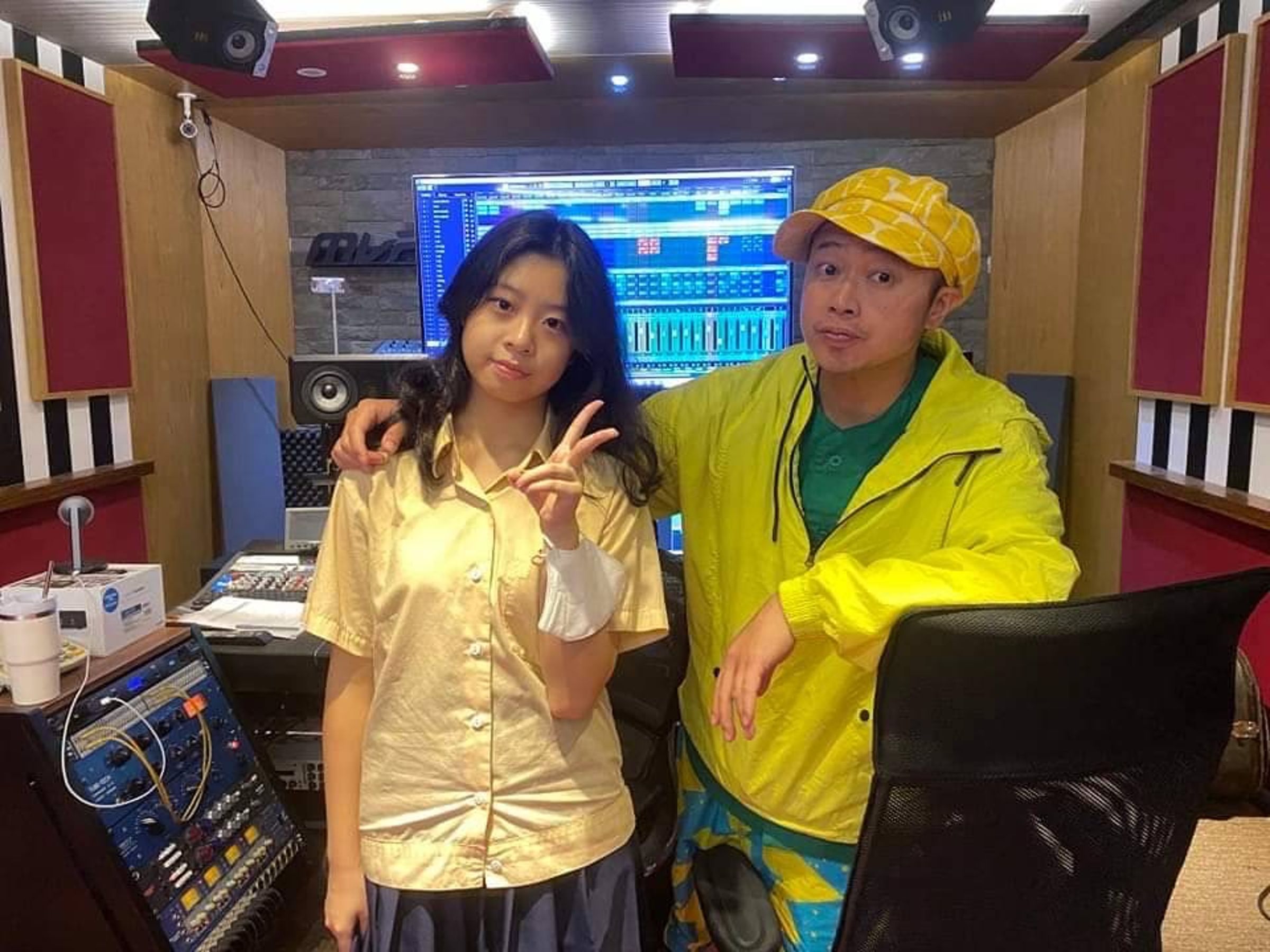 彈頭(右)帶13歲愛女(左)進錄音室錄製饒舌新歌。(翻攝彈頭臉書)