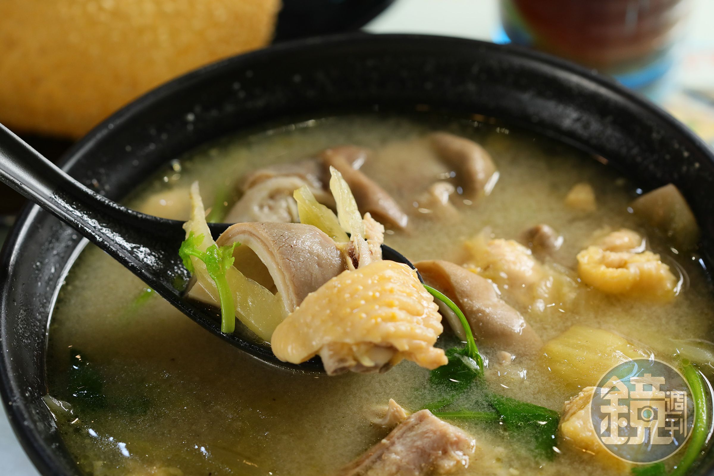 人氣湯品「胡椒豬肚雞湯」吃得到滿滿食材。（港幣50元／份）