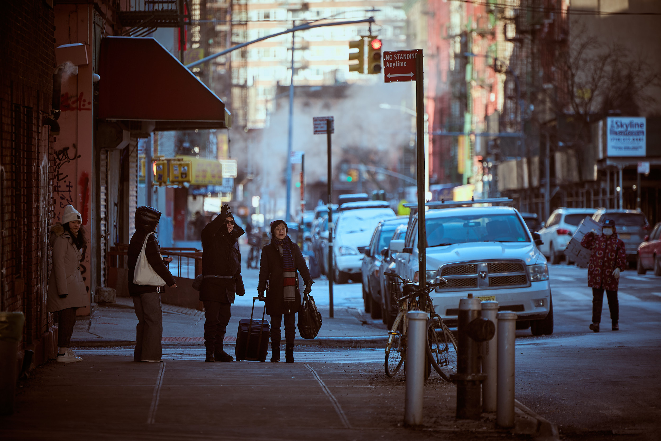 導演黃熙（左3）與女主角張艾嘉（左4）在紐約街頭討論拍攝細節。（東昊影業提供）