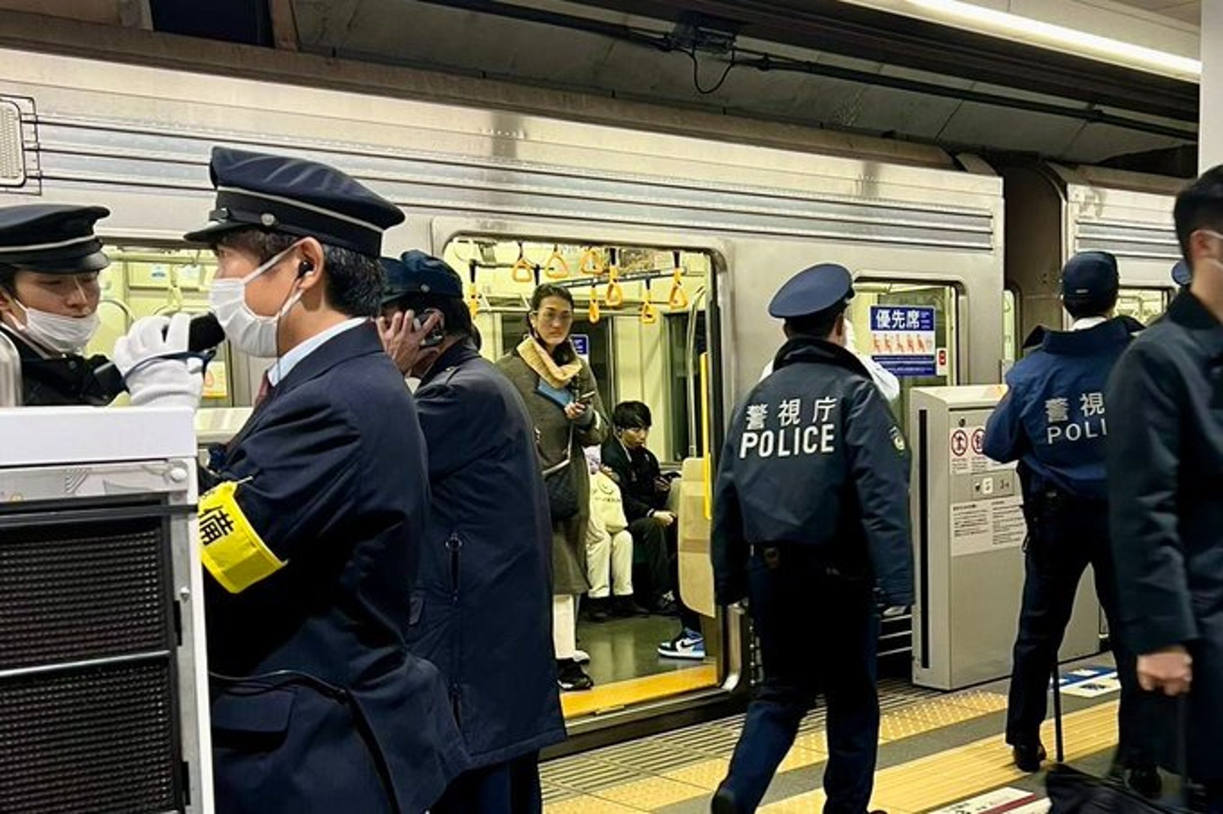 東京又傳有人持刀闖地鐵!澀谷站一度停運,昨JR山手線女凶嫌稱「想殺人」犯案。(翻自X平台)