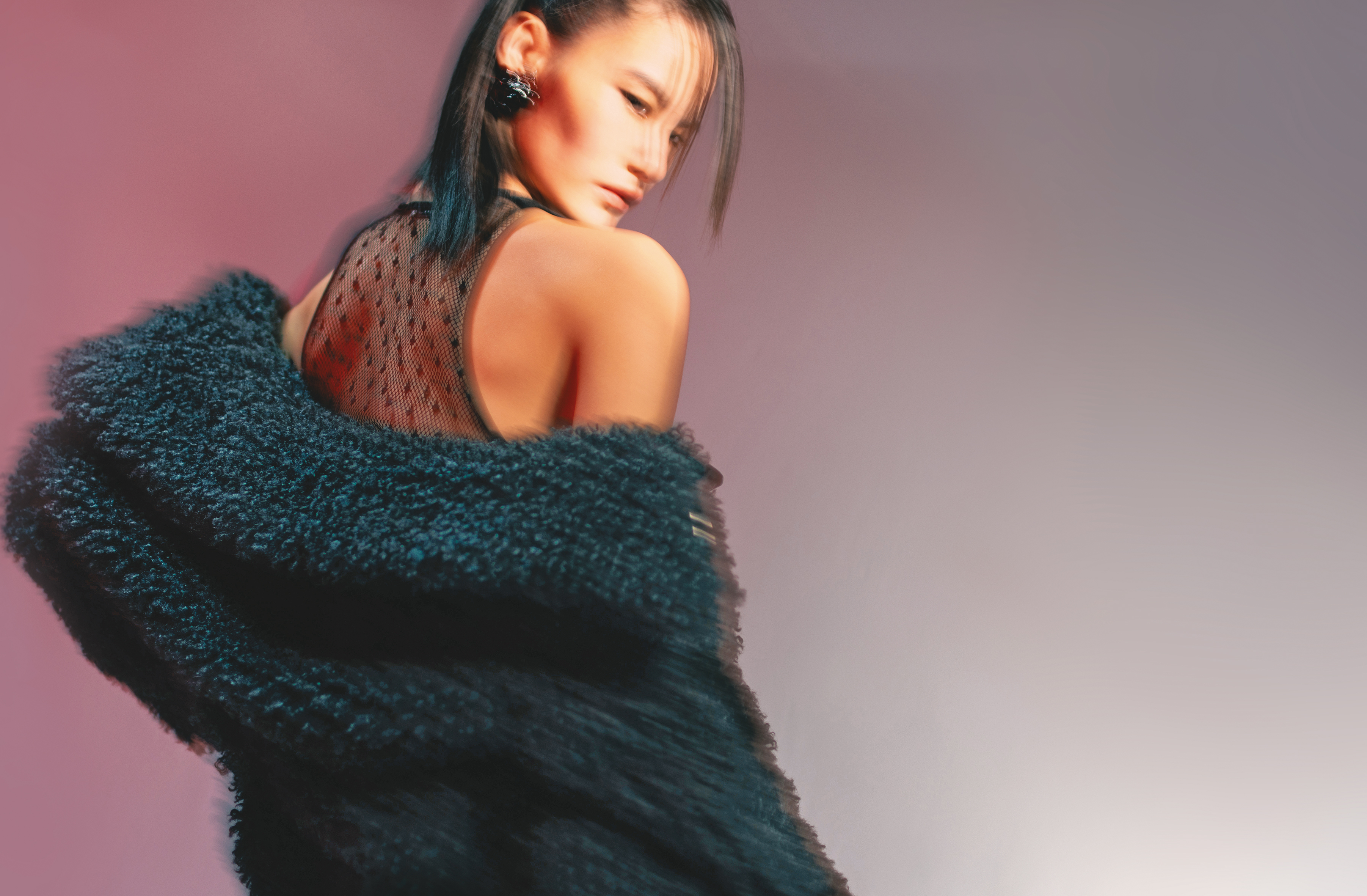 網紗背心上衣 NT$2,499 by H&M STUDIO／黑色短毛外套 NT$17,390 by maje／獅子耳環 NT$999 by LORENA SARAVIA H&M。