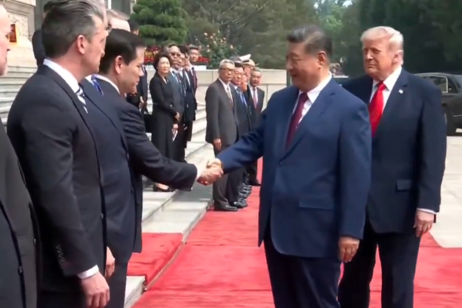 盧比歐不僅隨同川普搭乘空軍一號抵達北京，更在人民大會堂前親自與習近平握手。（翻攝自@ksoklower48 X）
