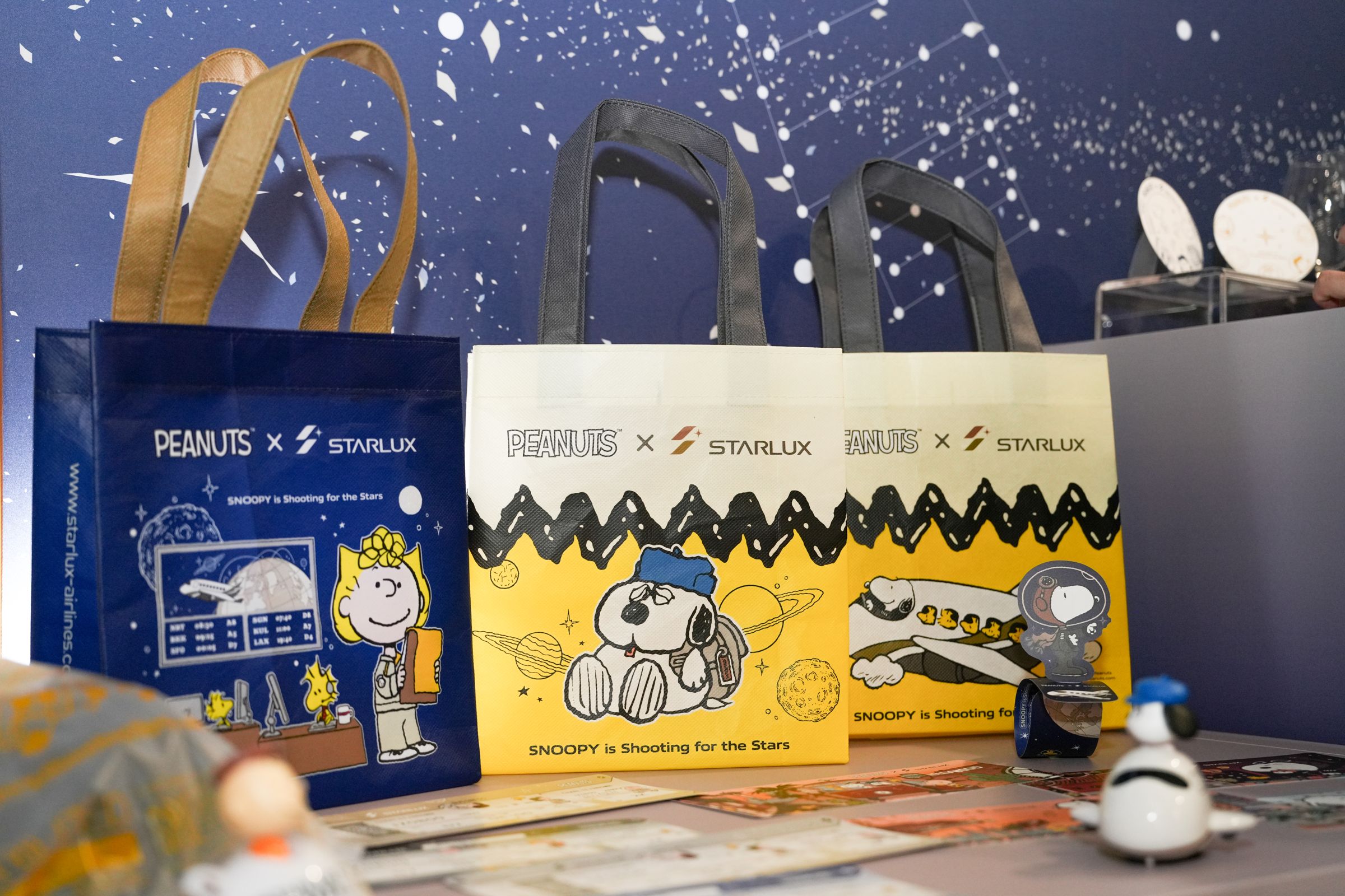 主題航班備品全面換上全新Snoopy星際漫遊主題,連免稅品購物袋都超可愛。
