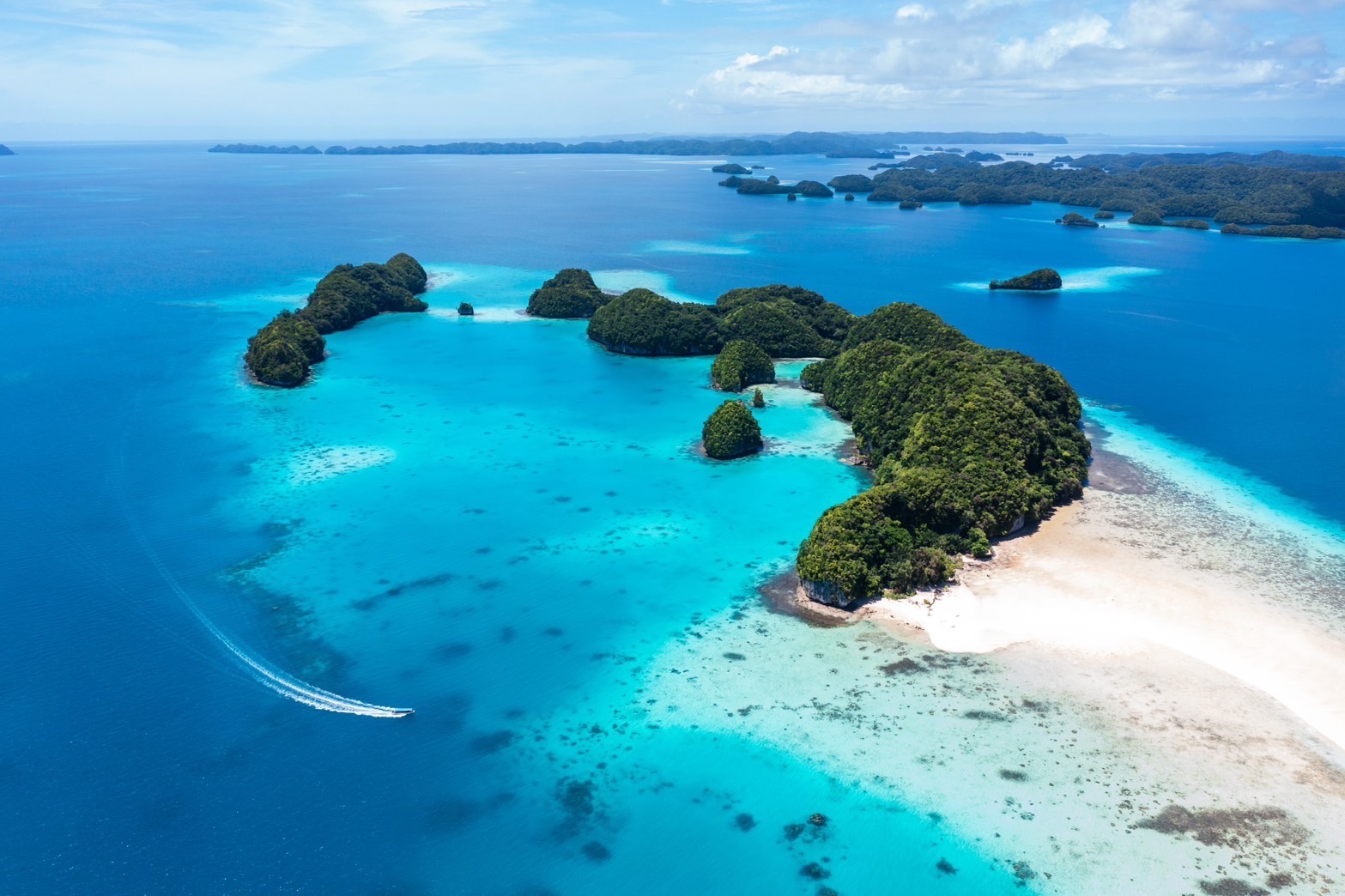 帛琉的洛克群島（Rock Islands）由超過250座石灰岩島嶼組成，是許多潛水客和水下攝影愛好者的天堂。 