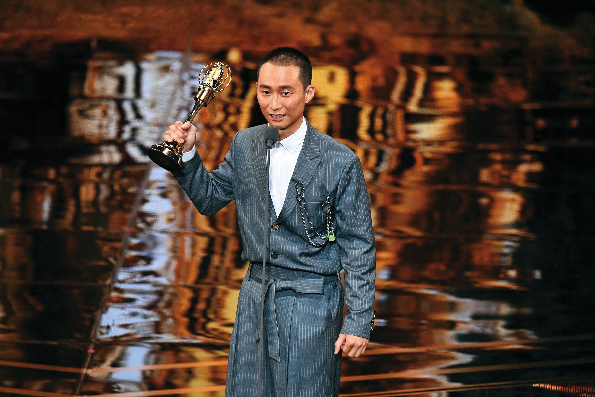浩子入行20年,日前拿下金鐘獎主持人獎上台領獎。(三立電視提供)