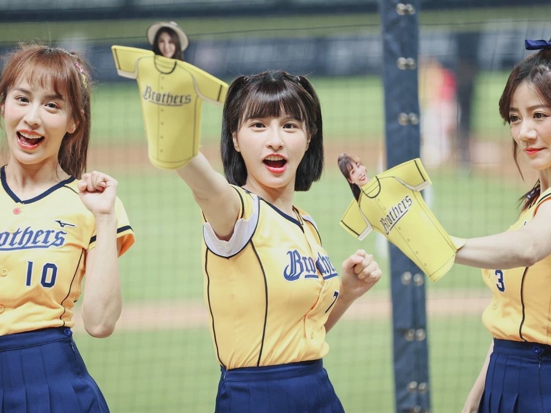 有民眾將原價300元的亞錦賽門票綁著峮峮（中）等周邊商品一起賣，收取2,000元。（翻攝自峮峮臉書）