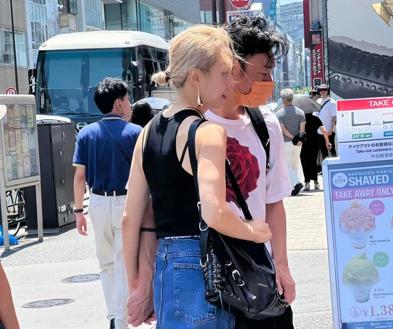 鄭秀文與許志安同遊日本被網友巧遇時，還十指緊扣。（翻攝自微博）