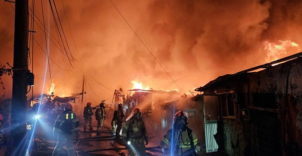 此次滅火行動規模龐大，總計投入高達1258名警消人力以及106台各式救災裝備。（翻攝自韓聯社）