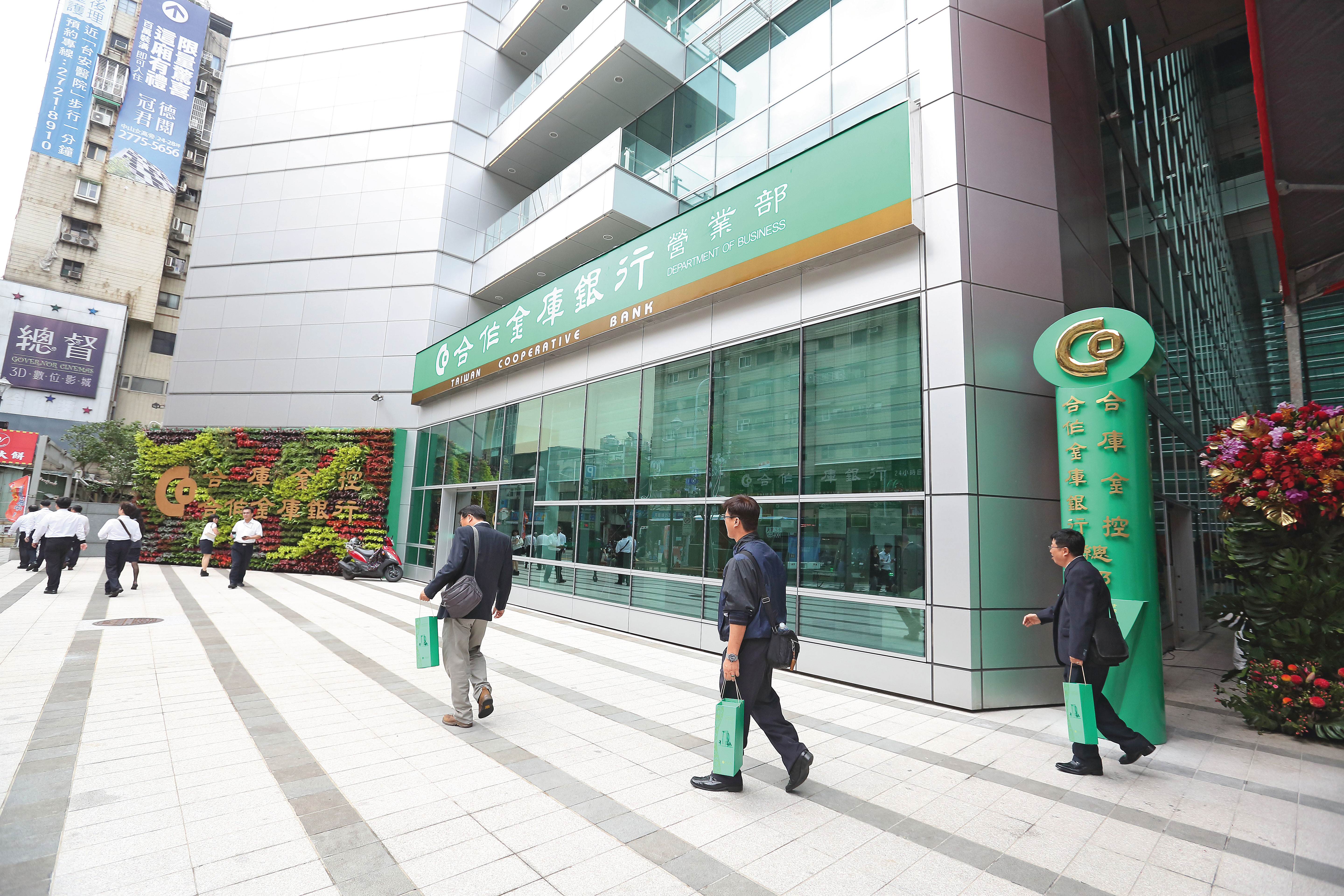 莊文宗8成資金用雙線戰法積極進攻,2成配置金融股防禦,年領息50萬元。