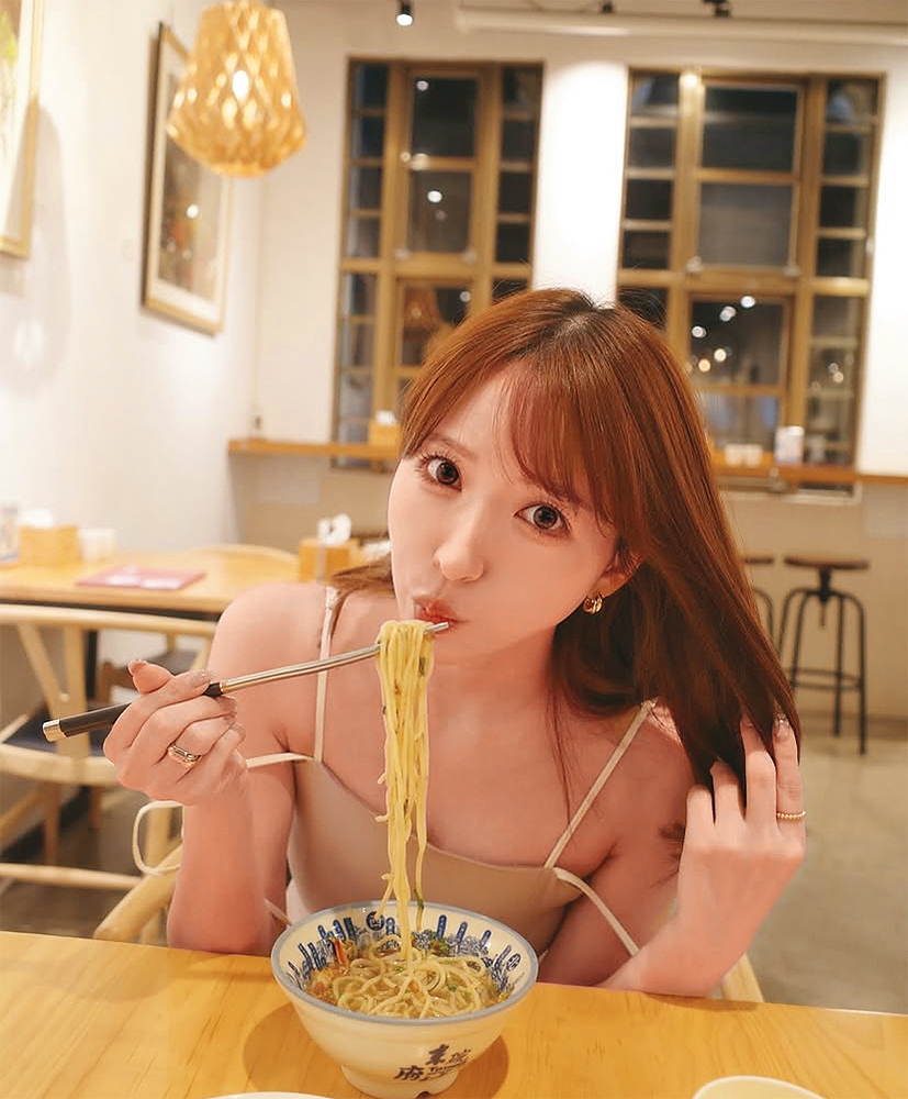 三上悠亞這麼愛吃台灣擔擔麵,來~小編下面給妳吃…,咳咳,是下麵。(翻攝自三上悠亞IG)