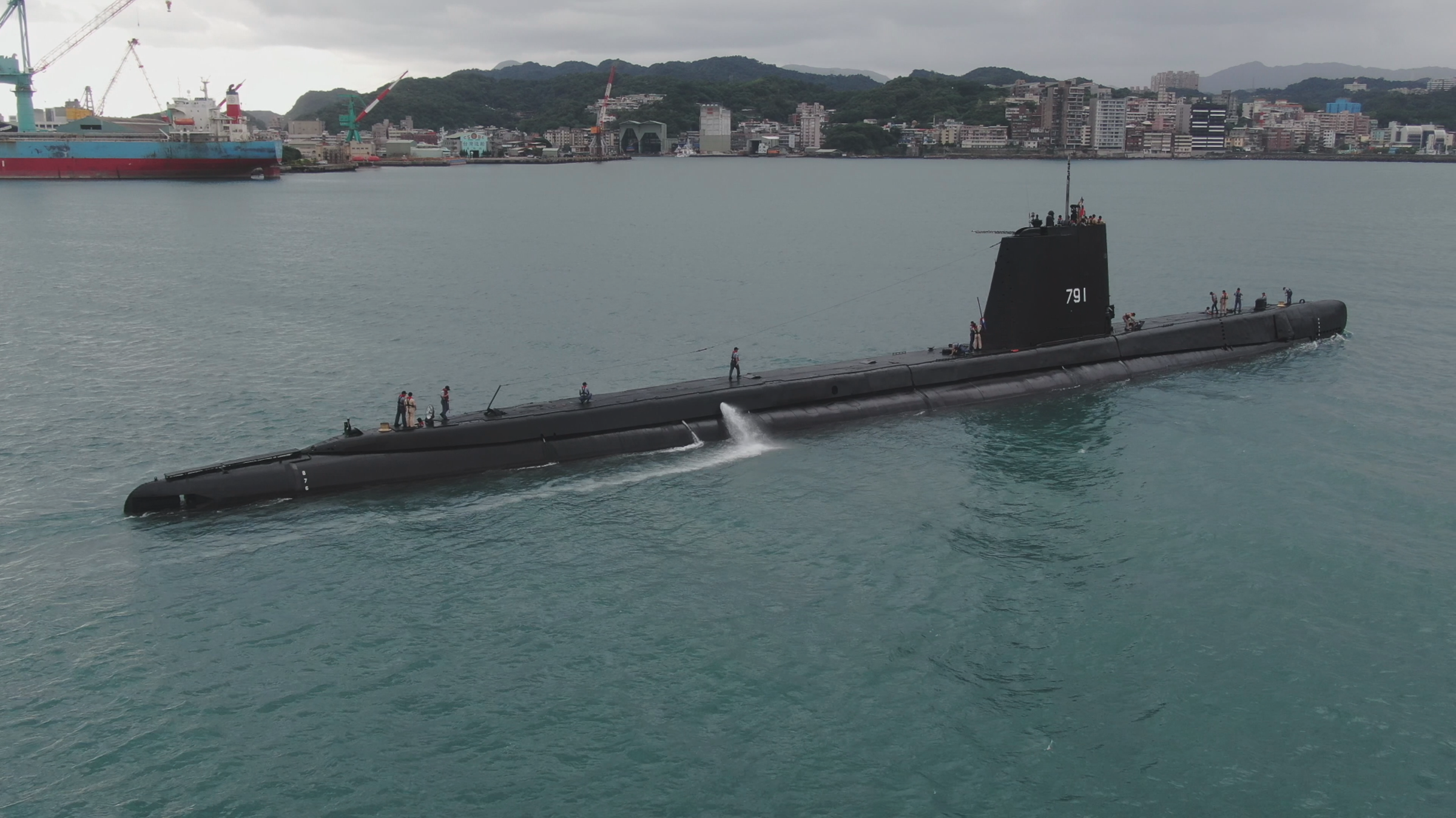 海軍艦隊指揮部256戰隊海虎潛艦21日在小琉球南方海域訓練時遭大浪襲擊,目前仍有3名官兵失聯中。圖為示意圖,海獅潛艦。(資料照,國防部提供)