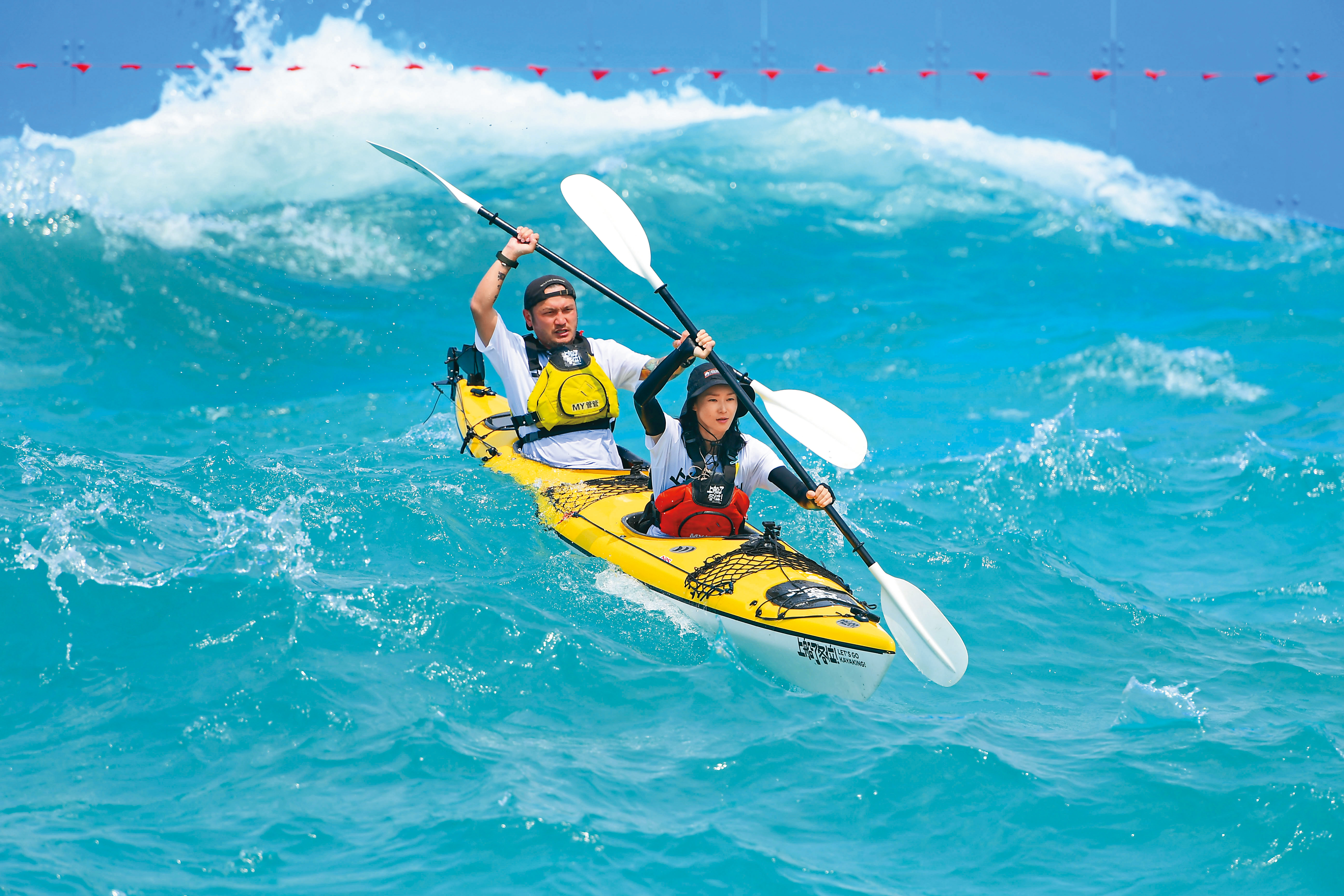 鍾瑶（前）與KID林柏昇（後）在中台灣影視基地造浪池體驗最高至5級的強浪。（三立提供）