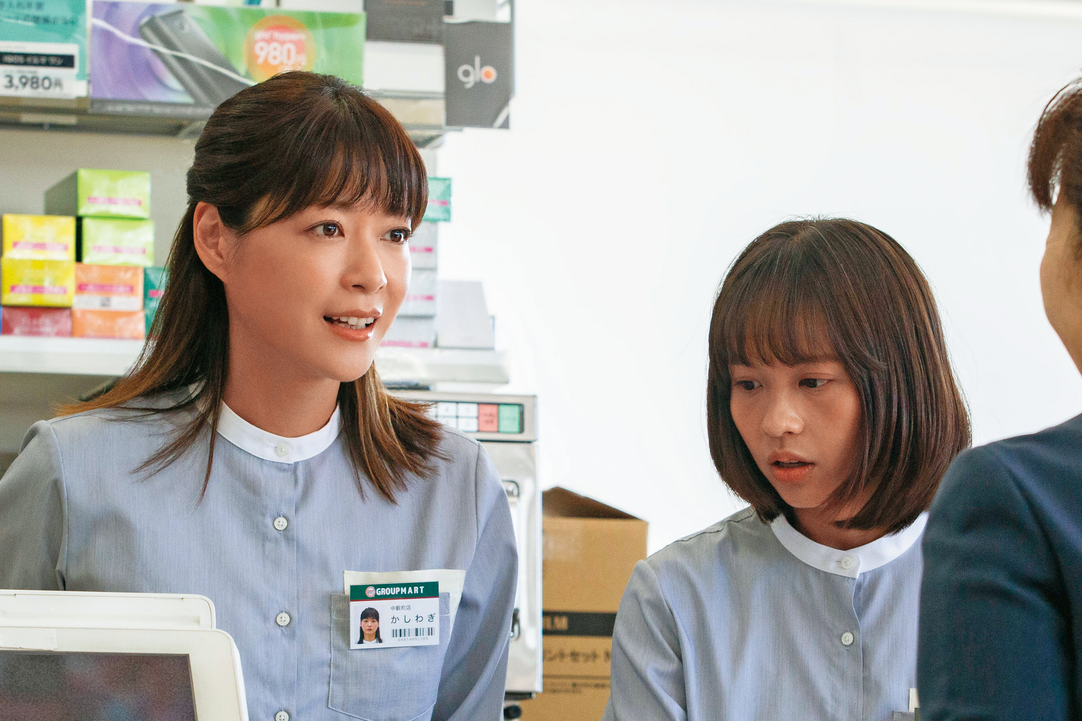 上野樹里（左）在日台合資電影《鄰人X：謎樣的女子》中，與台灣演員黃姵嘉（右）是超商打工同事。（天馬行空提供）