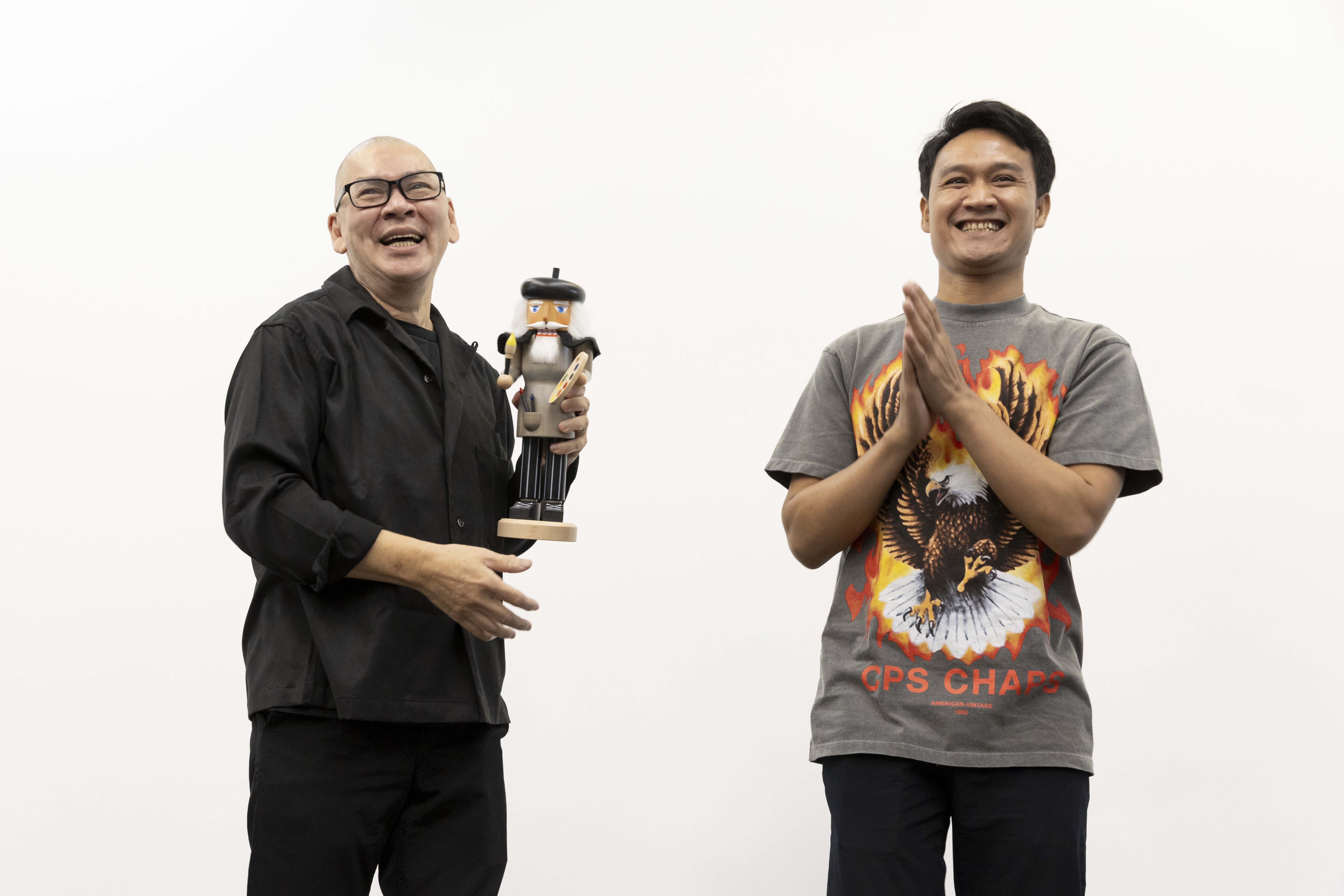 亞儂(右)在記者會上送蔡明亮(左)胡桃鉗畫家娃娃作為賀禮。