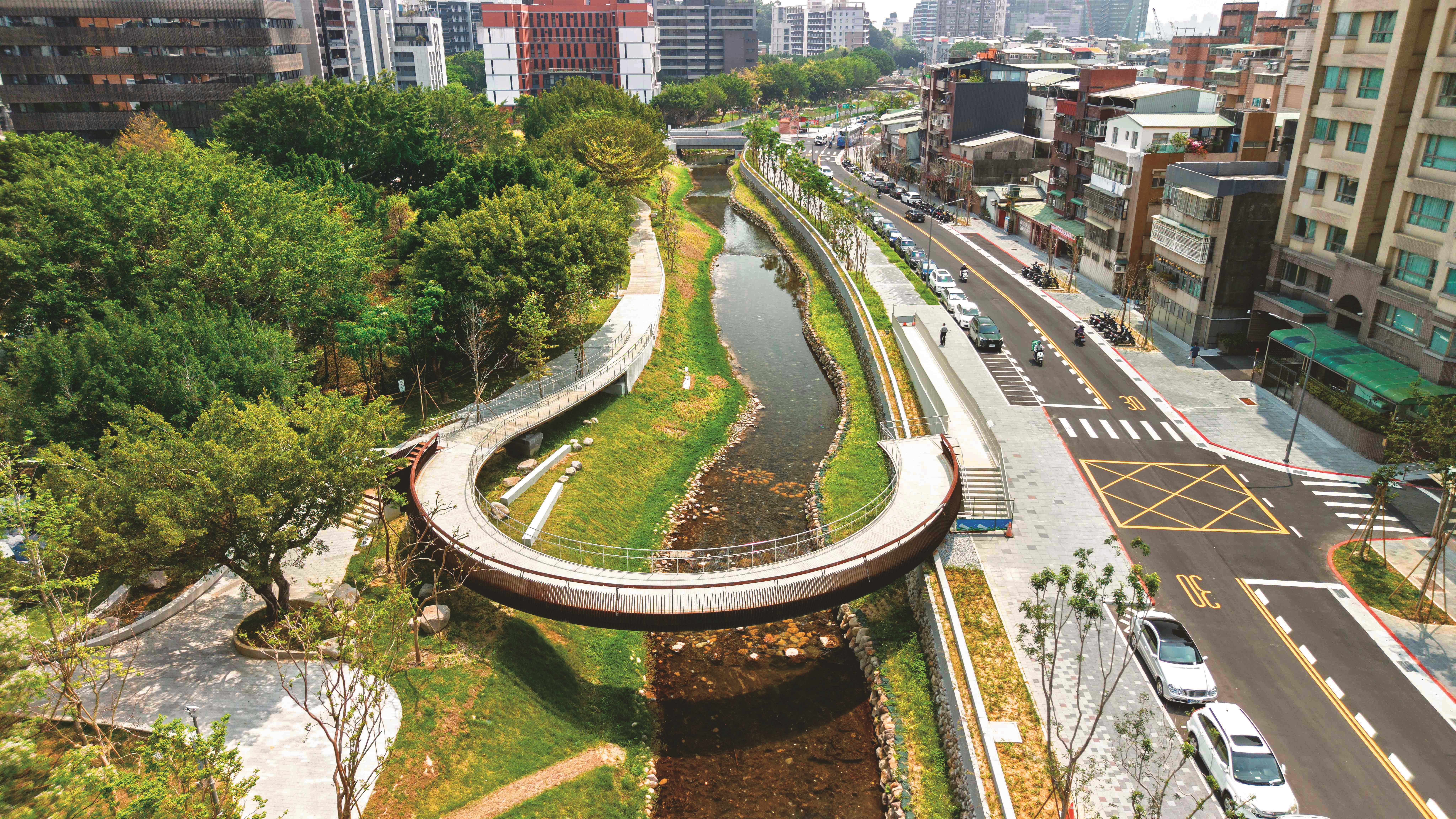蛻變重生的磺港溪為兼具防洪與生態功能的水岸空間。（台北市工務局水利工程處提供）