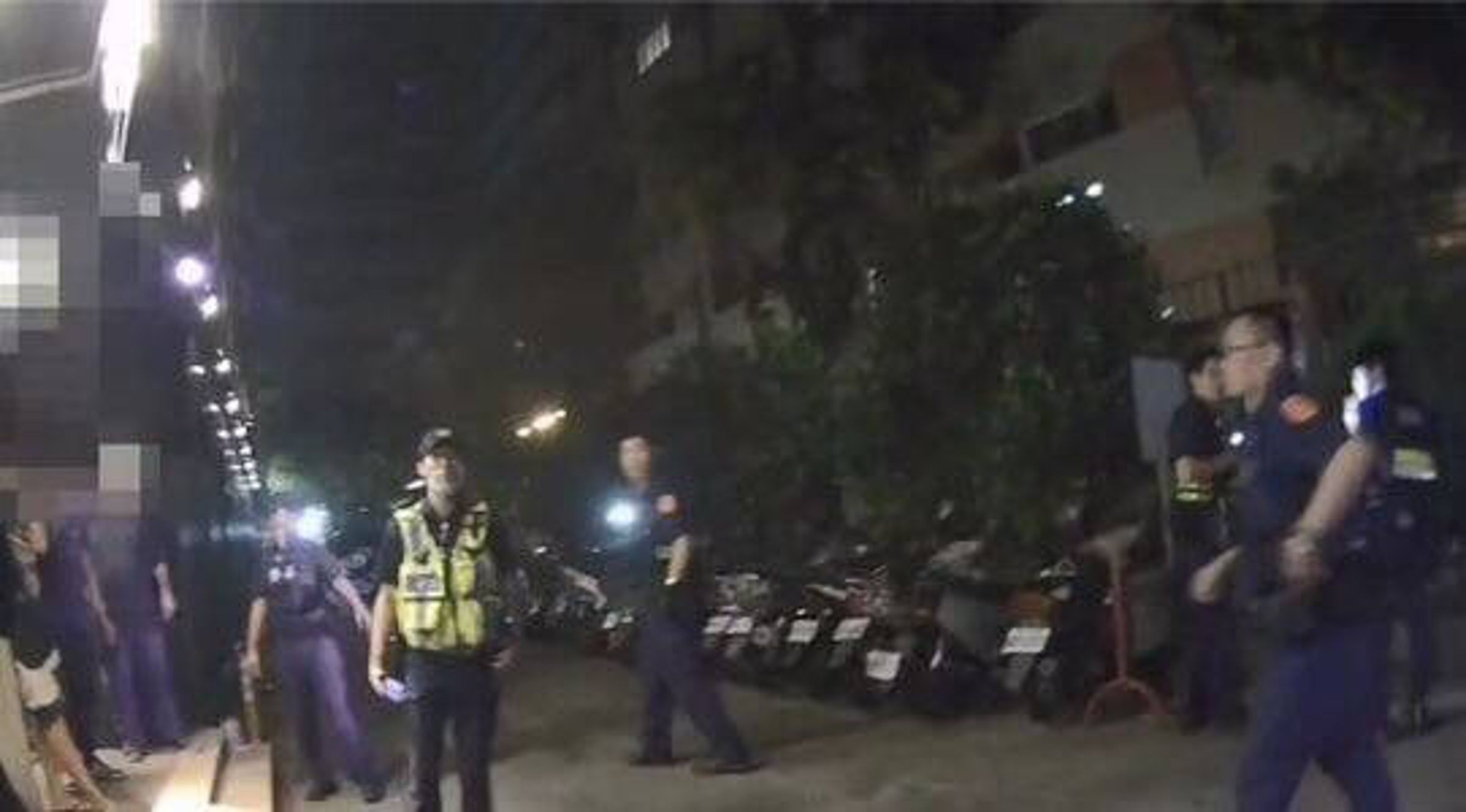 警方抵達現場，鎮壓打人一方。（警方提供）