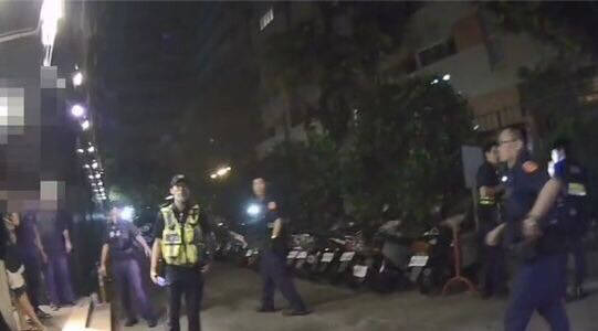 警方抵達現場，鎮壓打人一方。（警方提供）