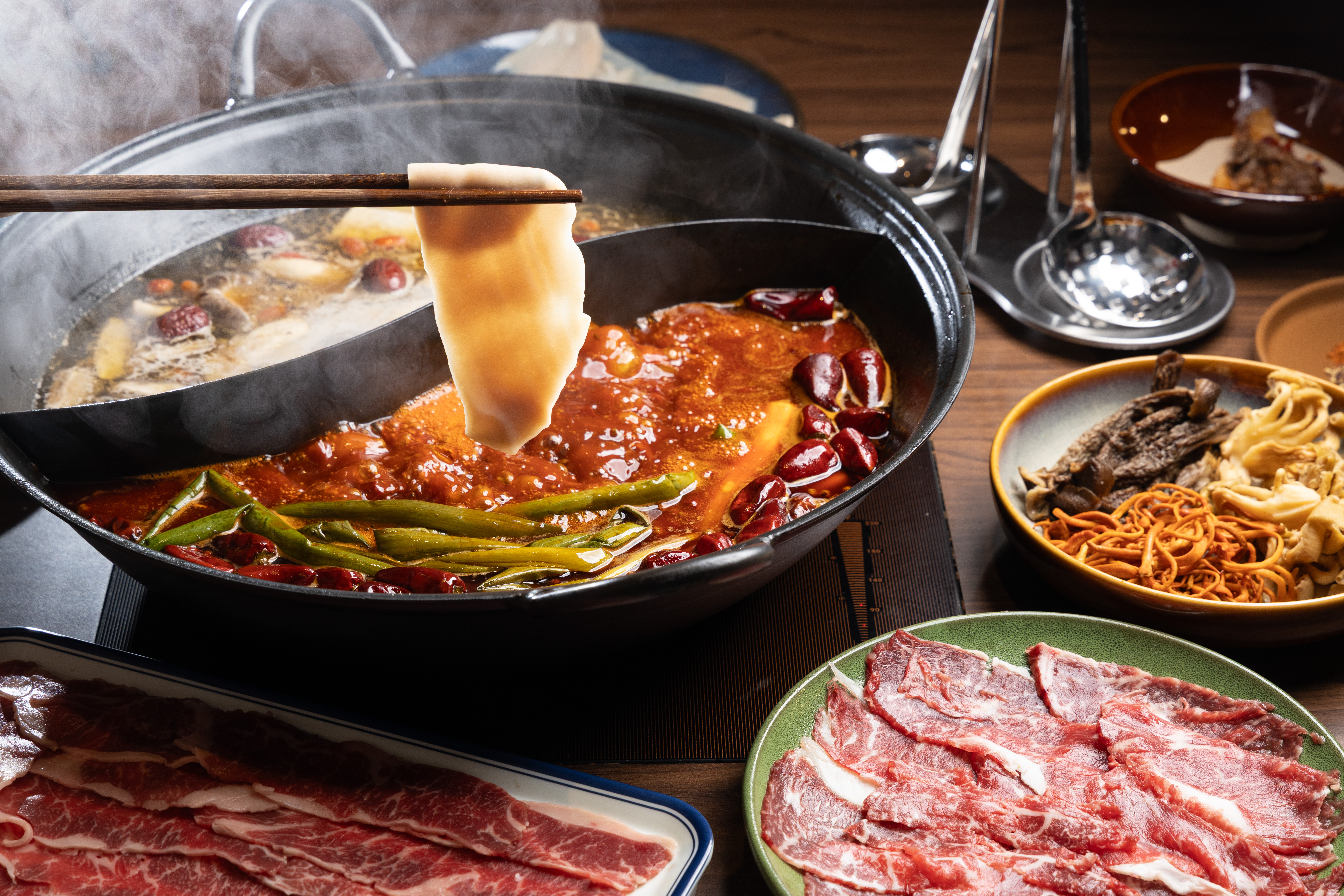 中國大陸成都排隊王「馮校長老火鍋」新開幕，經典大紅鍋正宗成都麻辣原汁原味來台。