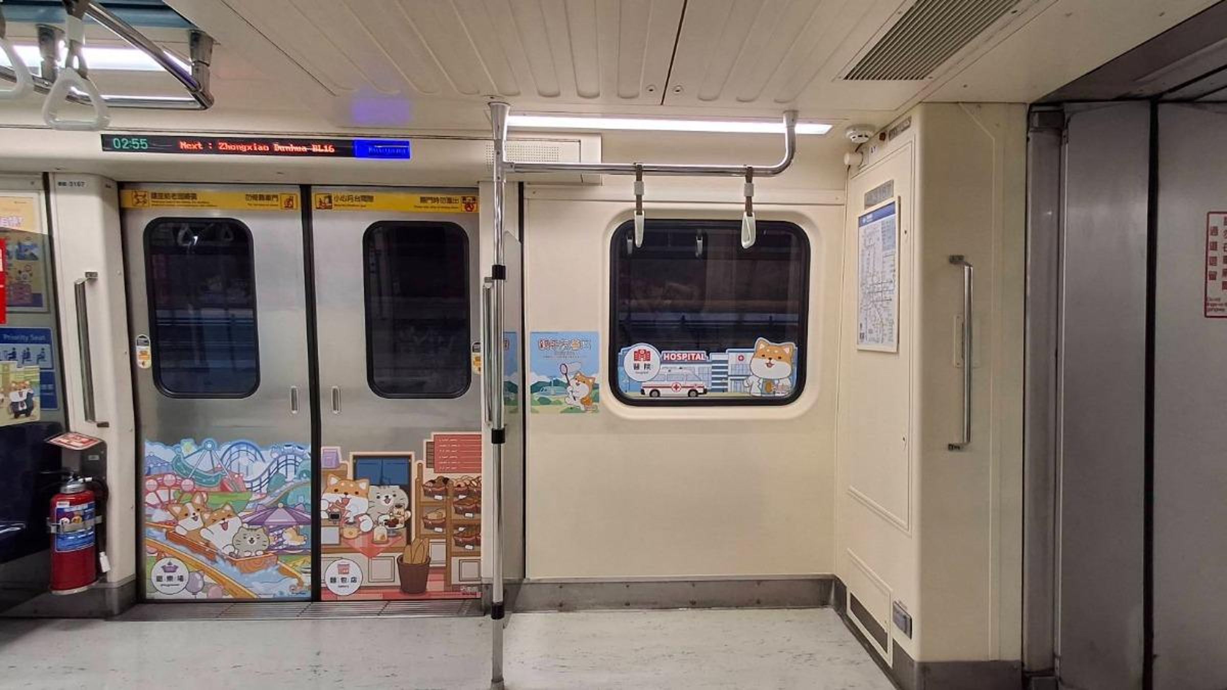 北捷拆除中央立柱、部分車門旁座位與屏風,以擴大站立空間、提升車廂內流動性。(北捷提供)