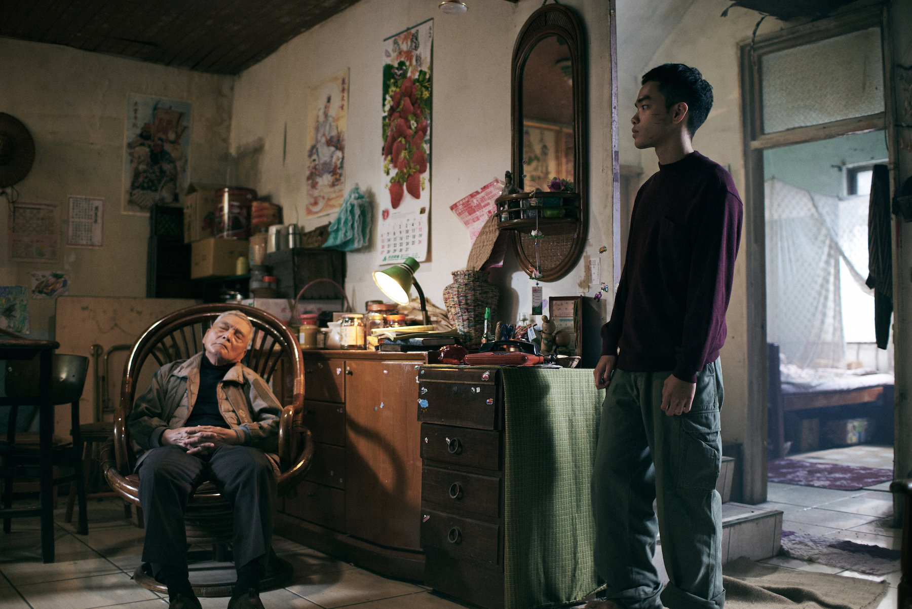 《明天比昨天長久》啟用新人演員陳嘉良(右)主演兒子一角。(飛望影像提供)