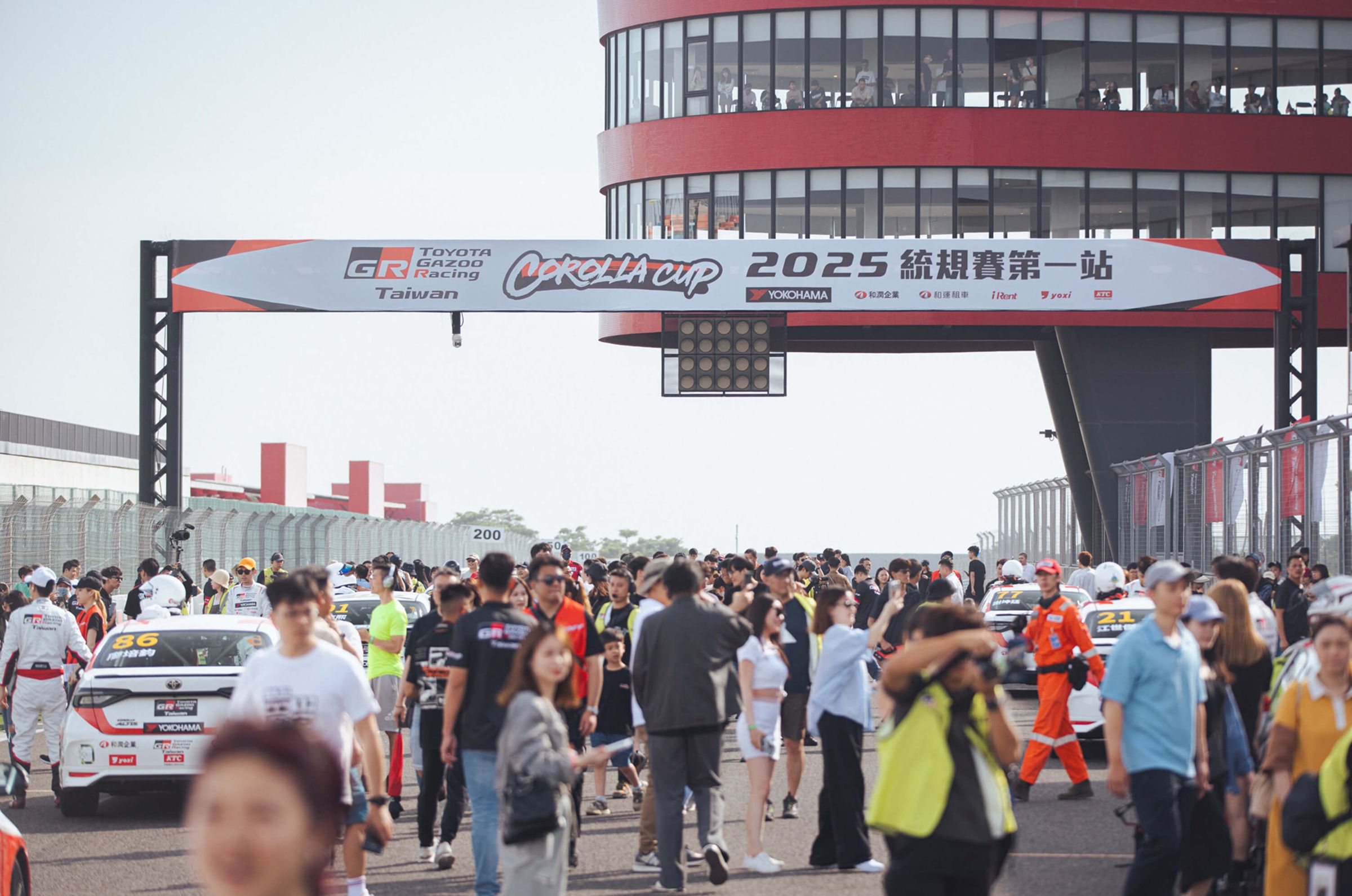 《TOYOTA GAZOO Racing Corolla Cup 2025統規賽》首站於台中麗寶賽車場圓滿落幕, 活動期間吸引不少觀眾進場,展現賽車運動在台灣的蓬勃人氣。