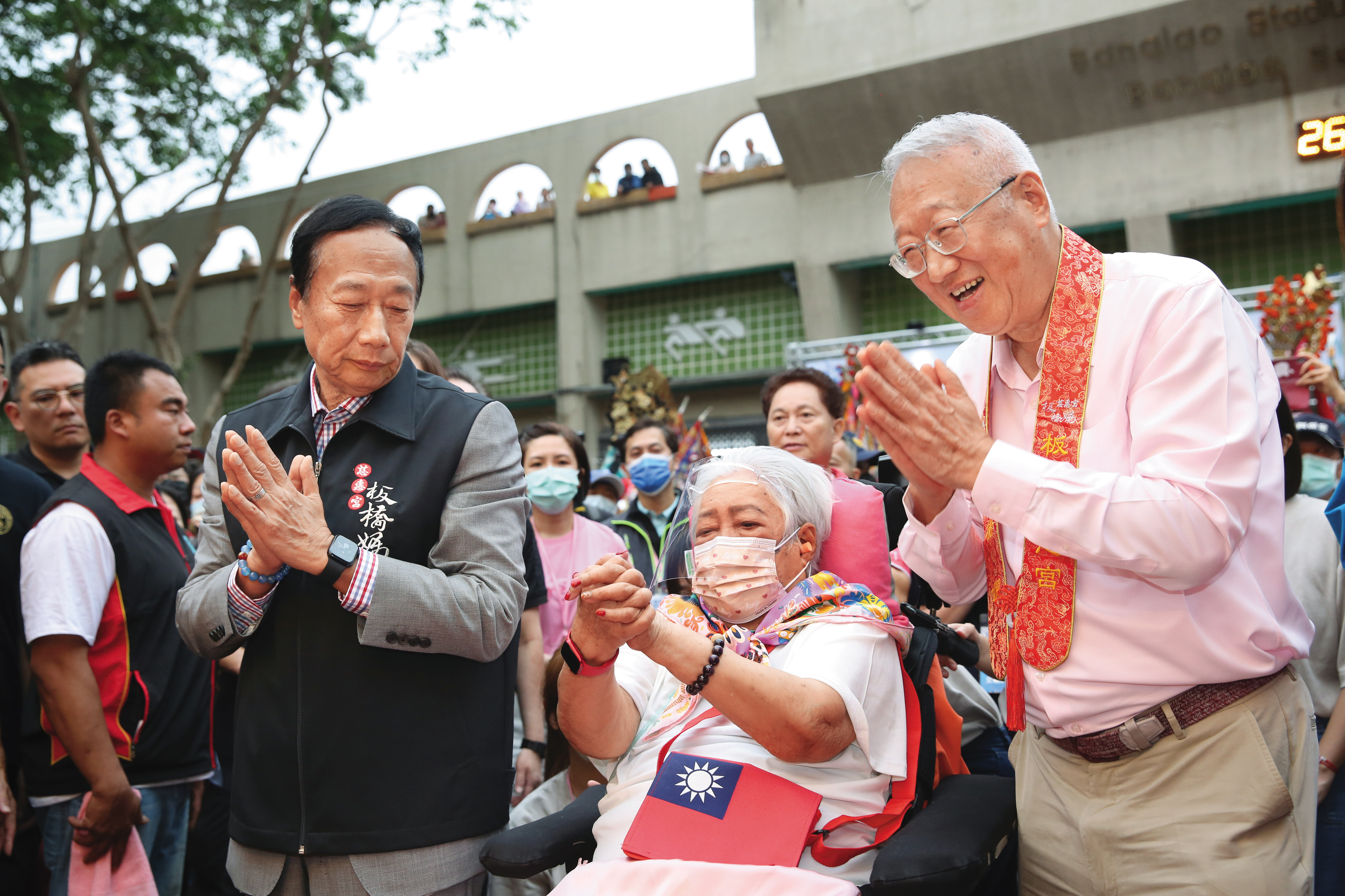 郭曉慶的大伯父是鴻海集團創辦人郭台銘（左），正崴集團董事長郭台強（右）則是她的二伯父，而她的名字是奶奶初永真（中）取的。