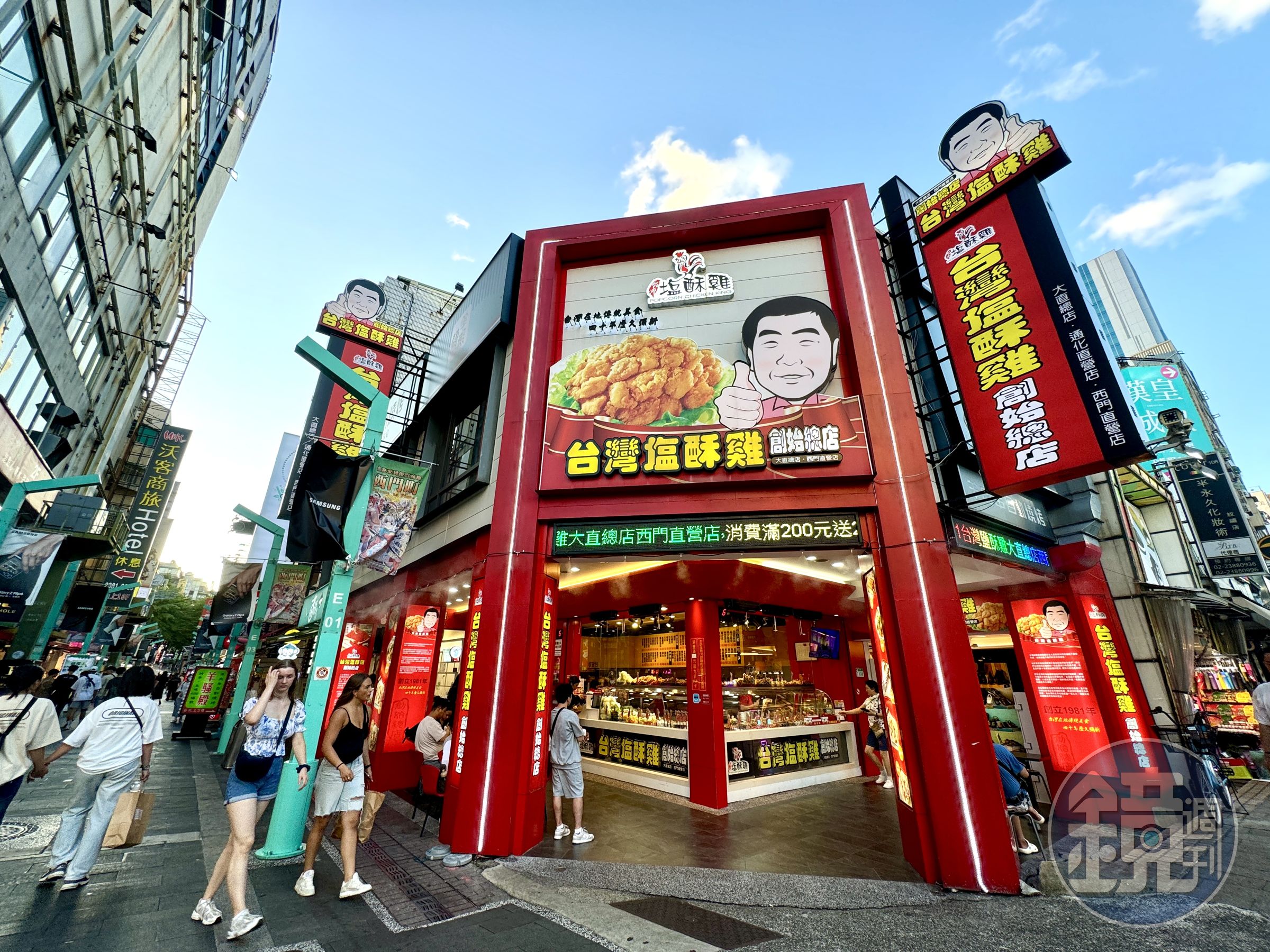 位在西門捷運站旁的台灣鹽酥雞,店面超大且豪華。