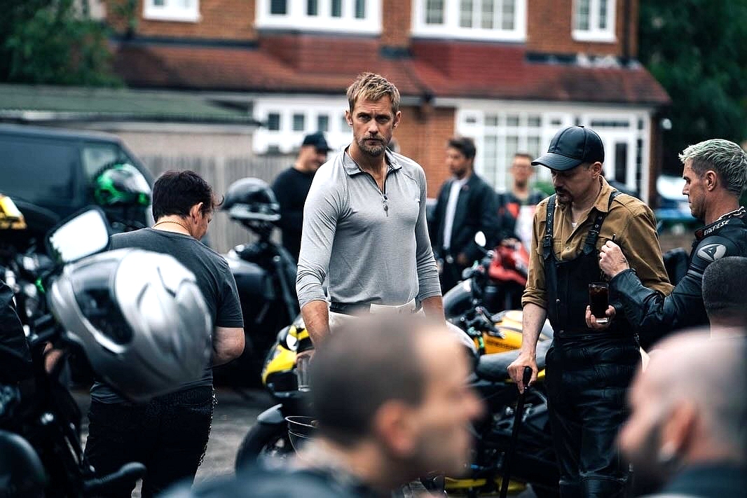 「瑞典男神」亞歷山大史柯斯嘉（中）在片中飾演高帥又冷漠霸氣的重機騎士。（海鵬提供）
