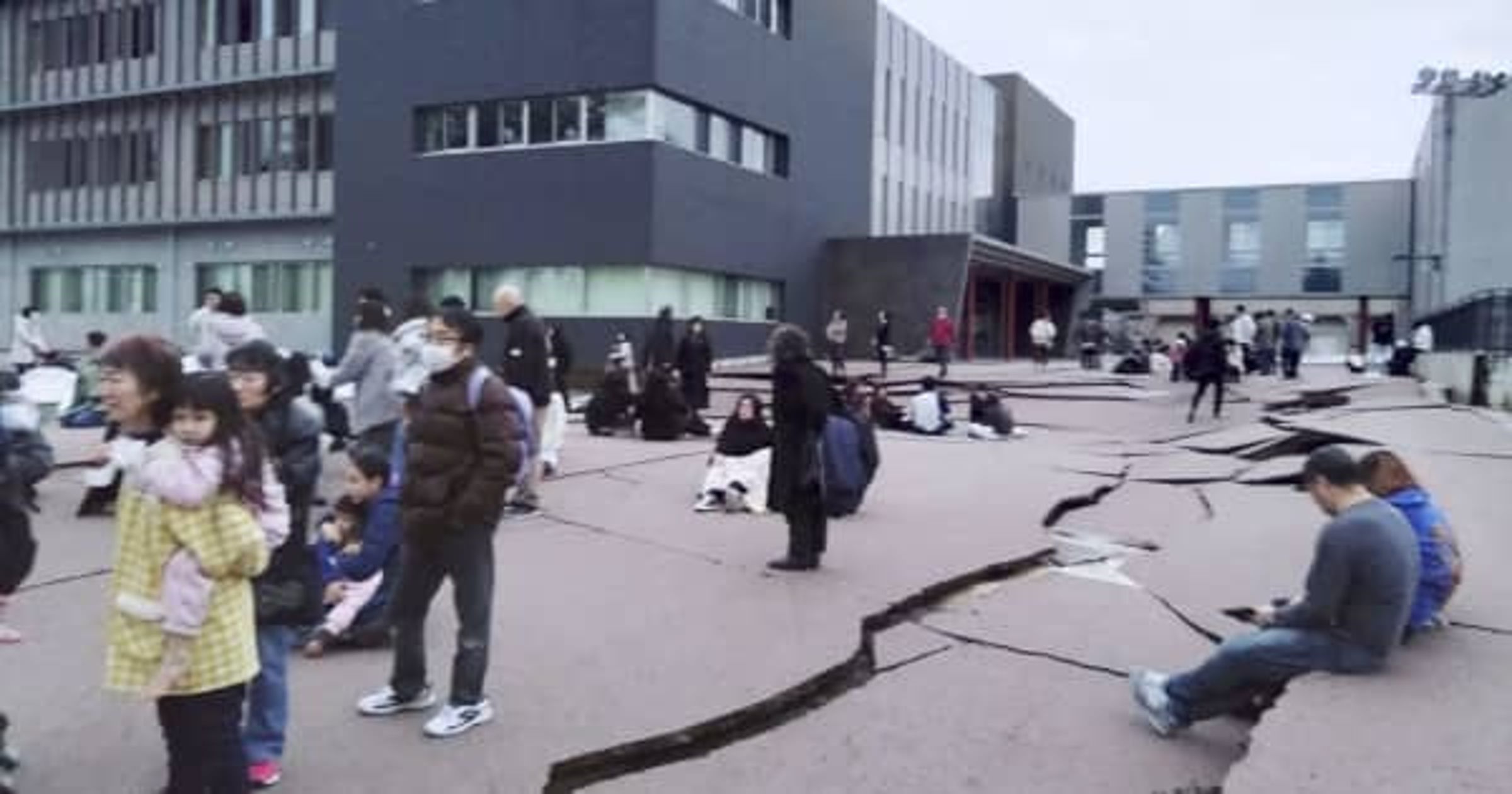 石川縣輪島市發生嚴重地裂,民眾紛紛逃難。(達志影像)
