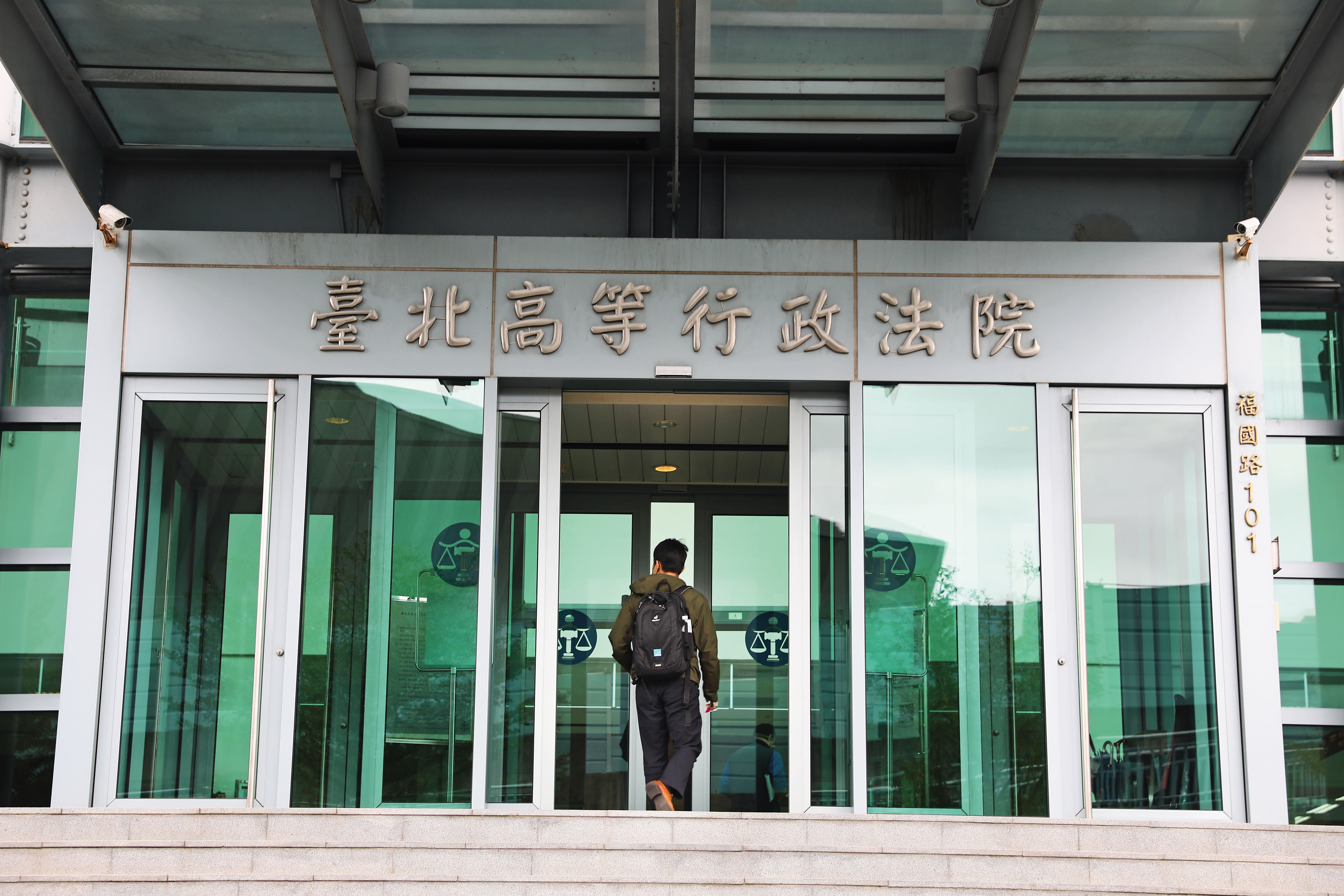 國軍孤兒難退伍／士官因案停職7年拿不到退伍令　竟是法院書記官1疏失害慘