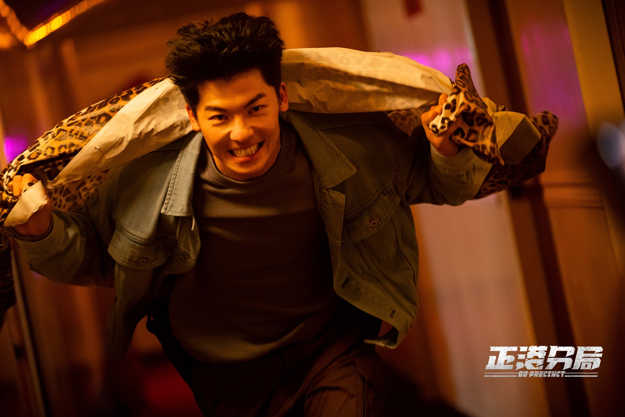 許光漢在《正港分局》中飾演直男刑警，中二行為惹出不少笑料。（翻攝自正港分局臉書）