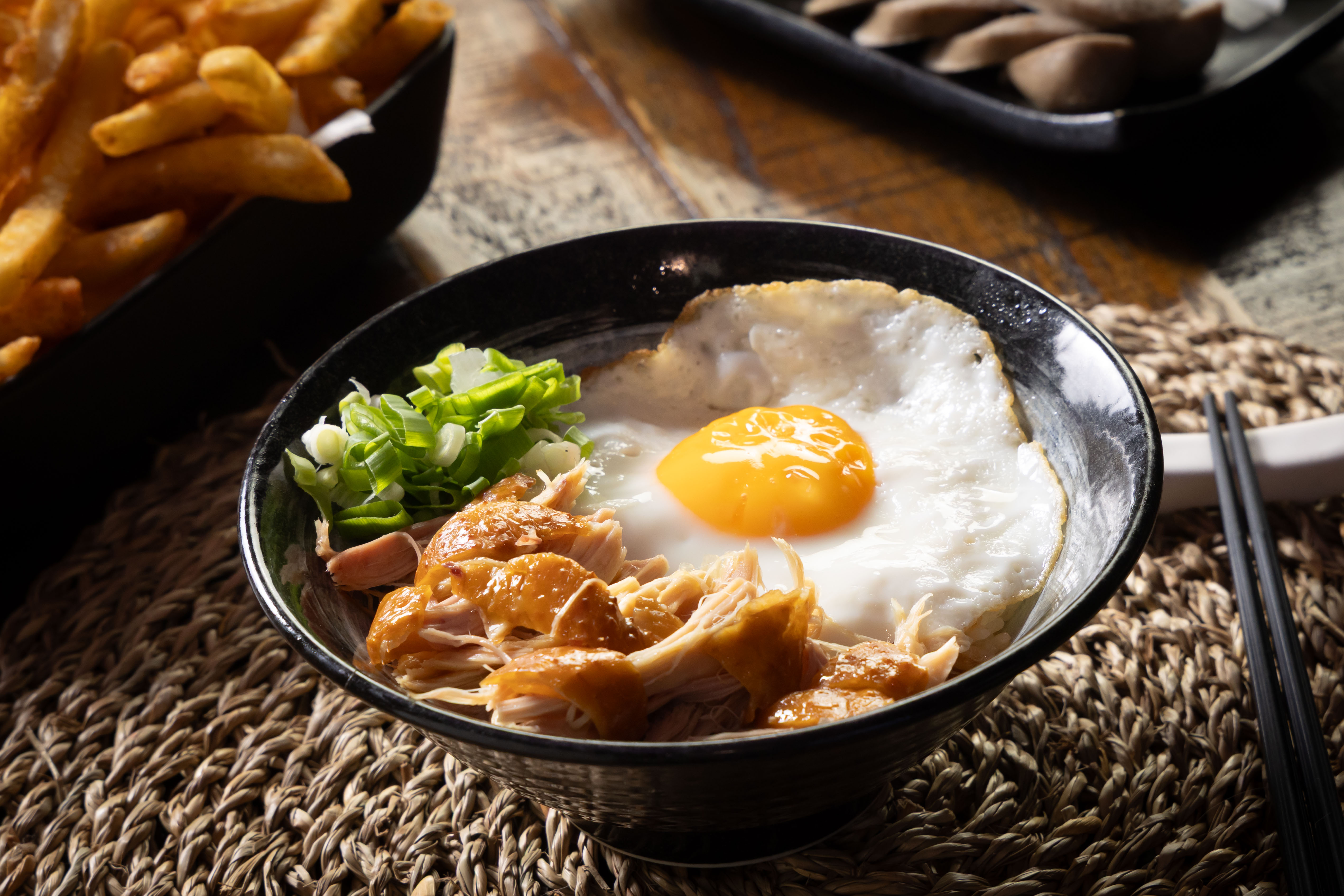和風口味的「異塵雞絲飯」帶有煙燻風味。（300元／碗）（異塵提供）