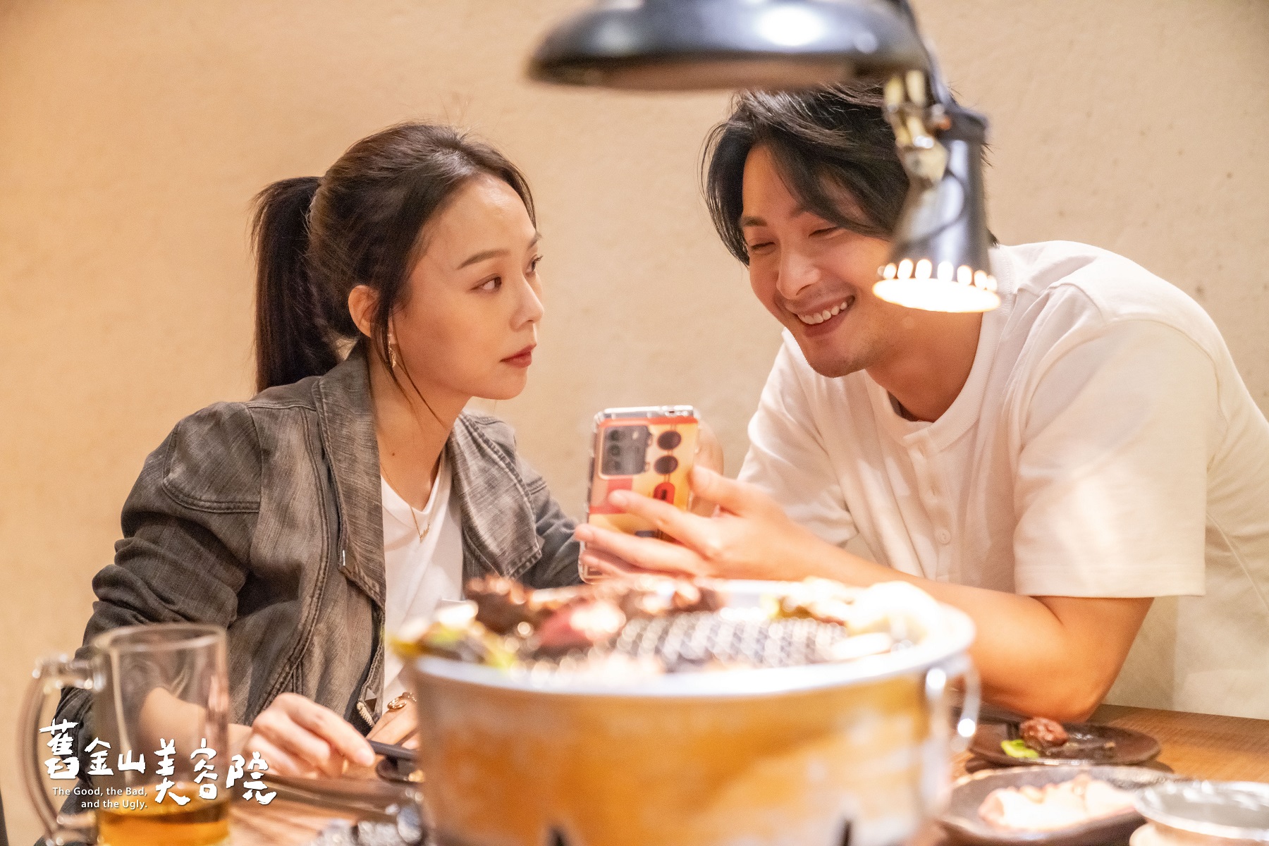孫淑媚(左)利用工作之便 把握與連晨翔相處的機會。（TVBS）