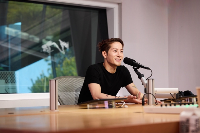 王嘉爾回顧出道以來，從男子團體到單飛的種種心路歷程。（Apple Music 1《The Zane Lowe Show》提供）